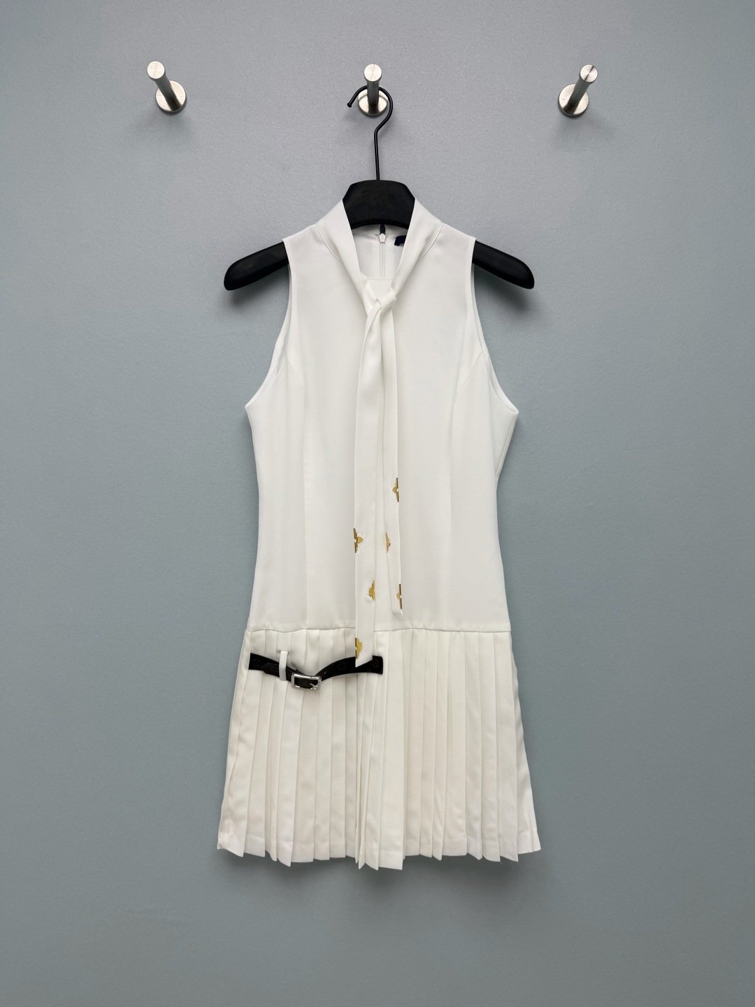 NO:822875,Louis Vuitto*26 new halterneck exaggerated pleated sleeveless dress is the perfect fusion of elegance and coolness!  The collar ribbon is embellished with the golden classic Monogram four-leaf flower logo, and the waist is matched with a branded presbyopic flower belt, which low-key highlights the brand identity, and the details are full of high-end texture. The sleeveless stand-up collar design has a neat aura, and is matched with the same color streamers to neutralize the dull feeling of black; the high waist is spliced ​​with a pleated skirt, which cleverly optimizes the proportions of the body and has a youthful and age-reducing atmosphere. The black sleeveless design has a cool and high-end feel, and the presbyopic flower ribbon on the neckline and waist belt details directly hit me!  2 colors and 3 codes SML X,Louis Vuitton-clothing,louis vuitton,louis vuitton,skirts,19860909Louis Vuitto*26新款挂脖夸张百褶无袖连衣裙 优雅与酷飒的完美融合！领口飘带点缀金色经典Monogram四叶花标识,腰间搭配品牌老花腰带,低调彰显品牌身份,细节处尽显高级质感.无袖立领设计自带利落气场,搭配同色系飘带,中和了黑色的沉闷感；高腰拼接百褶裙摆,巧妙优化身材比例,又自带青春减龄氛围.黑色无袖设计自带清冷高级感,领口的老花飘带和腰间腰带细节直接戳中我！2色3码SML X,路易威登-服装,louis vuitton,louis vuitton,skirts,,Women's clothing