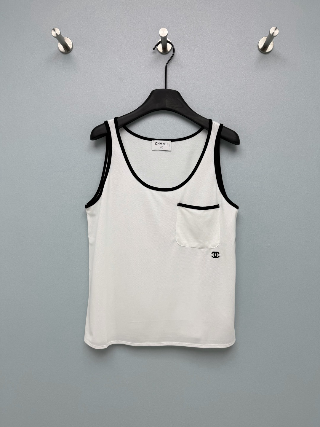 NO:822884,CHAN*L26 new black and white contrasting vest, black and white contrasting hemming + pocket design, simple and refined. The double C embroidery on the left chest is low-key and recognizable ~ the fabric is soft and skin-friendly, breathable and not stuffy. The version is loose and not clinging to the flesh. It is refreshing and slim when worn alone. It is also very suitable to be layered in a suit. It has a direct wear rate in spring and summer!  2 colors and 3 codes SML L, Chanel-clothing, chanel, chanel, loro piana, business suit,19860909CHAN*L26新款黑白撞色背心 黑白撞色包边+口袋设计,简约又自带精致感,左胸的双C刺绣低调又有辨识度～面料柔软亲肤,透气不闷热,版型宽松不贴肉,单穿清爽显瘦,叠穿在西装里也超合适,春夏实穿率直接拉满！2色3码SML L,香奈儿-服装,chanel,chanel,loro piana,business suit,,Women's clothing