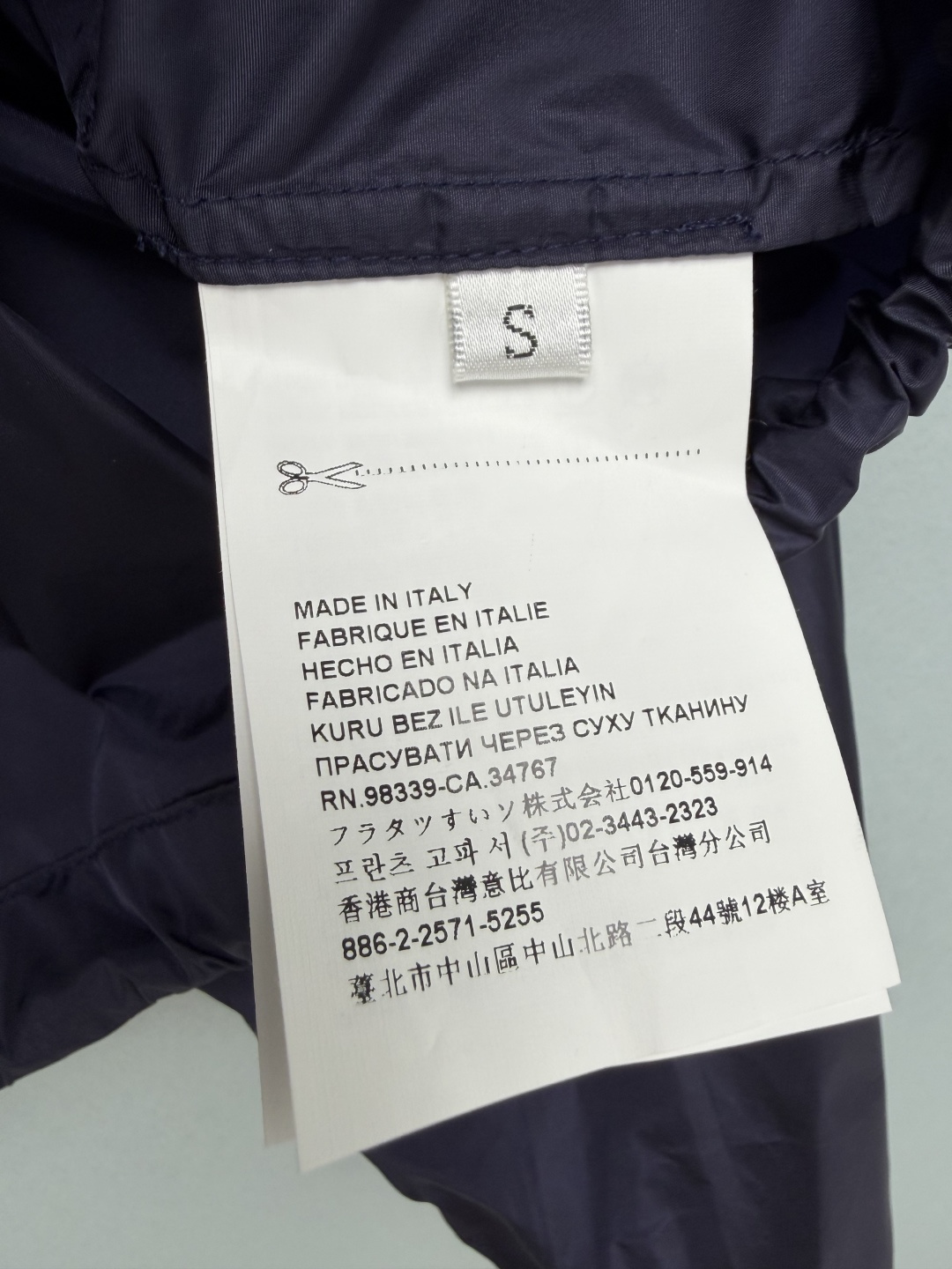 🔥🔥Prad*26新款薄防晒外套 把夏日氧气感焊在身上了 白色和藏蓝色自带清冷氧气感，上身巨显白，短款版