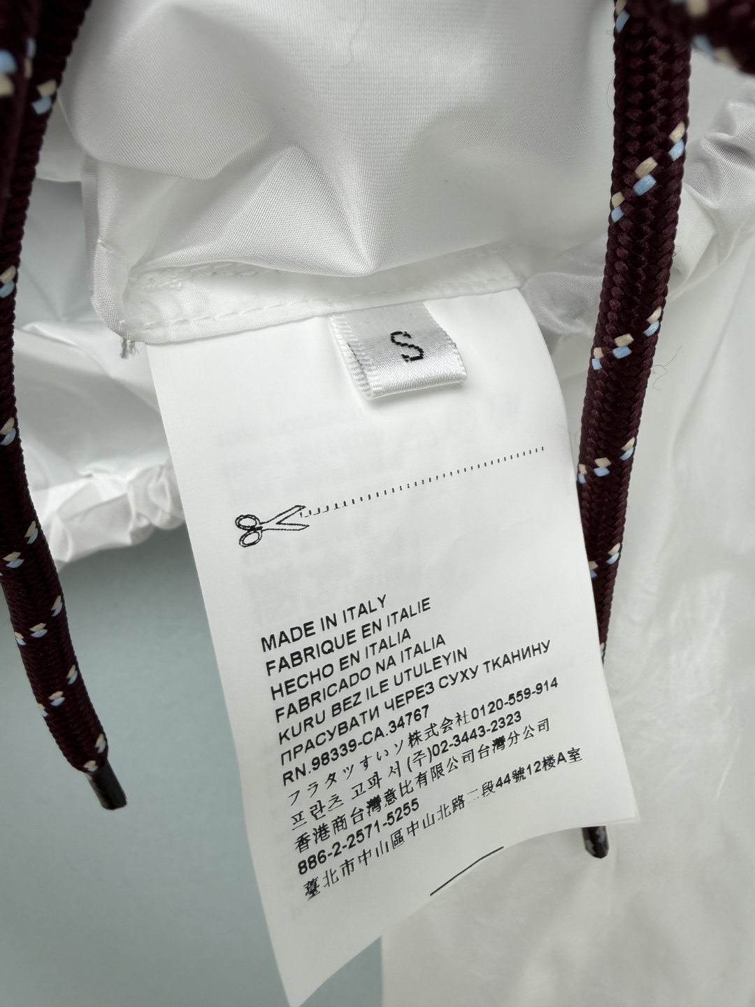 🔥🔥Prad*26新款薄防晒外套 把夏日氧气感焊在身上了 白色和藏蓝色自带清冷氧气感，上身巨显白，短款版