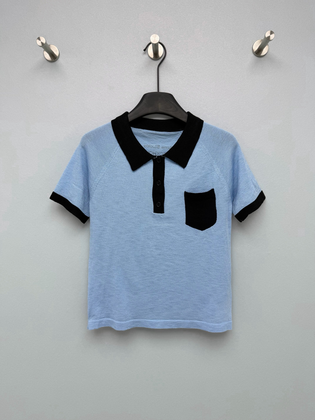NO:822897,Acne Studi*26 new contrast color Polo knitted short-sleeve, available in milk white/light blue, has a college style and relaxed feel. It is a versatile item for daily wear in spring and summer. 'Acne Studi* STOCKHOLM' is printed on the back  1996' is written in a low-key way to highlight the brand's identity, and the details enhance recognition. The raglan sleeves are cut and designed to weaken the shoulder line, which is friendly to slippery and wide shoulders, and the upper body shows a superior head-to-shoulder ratio. This contrasting color Polo shirt really welds together the college style and the sense of relaxation!  2 colors and 3 sizes SMLB, women's clothing,acne studios,T-shirt,19860909Acne Studi*26新款撞色Polo针织短袖,奶白/浅蓝双色可选,自带学院风与松弛感,是春夏日常穿搭的百搭单品.后背印有“Acne Studi* STOCKHOLM 1996”字样,低调彰显品牌身份,细节处提升辨识度.插肩袖剪裁设计,弱化肩线,对溜肩、宽肩都很友好,上身更显头肩比优越.这件撞色Polo衫真的把学院风和松弛感焊在了一起！2色3码SMLB,女装,acne studios,T-shirt,,Women's clothing