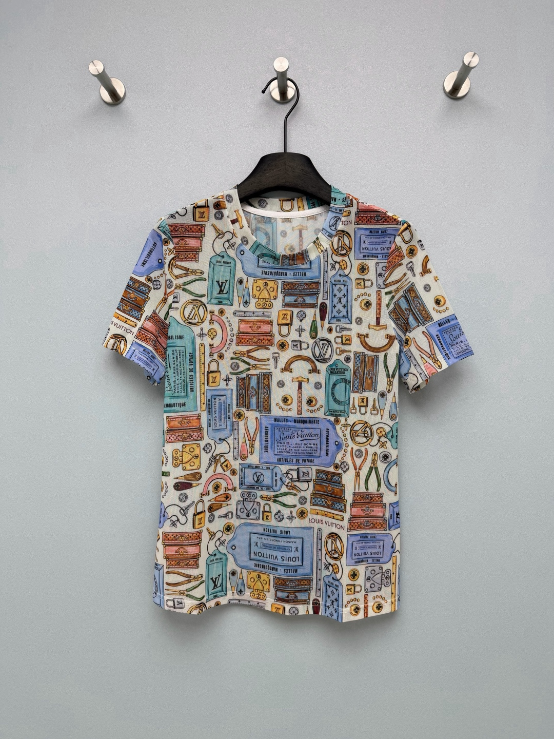 NO:822902,Louis Vuitto* 26 new presbyopic mesh short-sleeved top, a combination of round neck + short sleeves. The overall classic Monogram presbyopic flower is the base, with its own noble filter, making it highly recognizable. This mesh short-sleeved shirt is full of artistic sense!  The light mesh fabric is breathable and skin-friendly, and comes with a slightly translucent soft light filter. It is not boring to wear in summer. 4 colors and 3 sizes SMLK, Louis Vuitton-clothing, louis vuitton, louis vuitton, T-shirt,19860909Louis Vuitto* 26新款老花网纱短袖上衣 圆领+短袖的组合 整体经典Monogram老花为基底,自带贵气滤镜,辨识度拉满.这件满是艺术感的网纱短袖！轻薄的网纱面料透气又亲肤,自带微透柔光滤镜,夏天穿也完全不闷4色3码SMLK,路易威登-服装,louis vuitton,louis vuitton,T-shirt,,Women's clothing