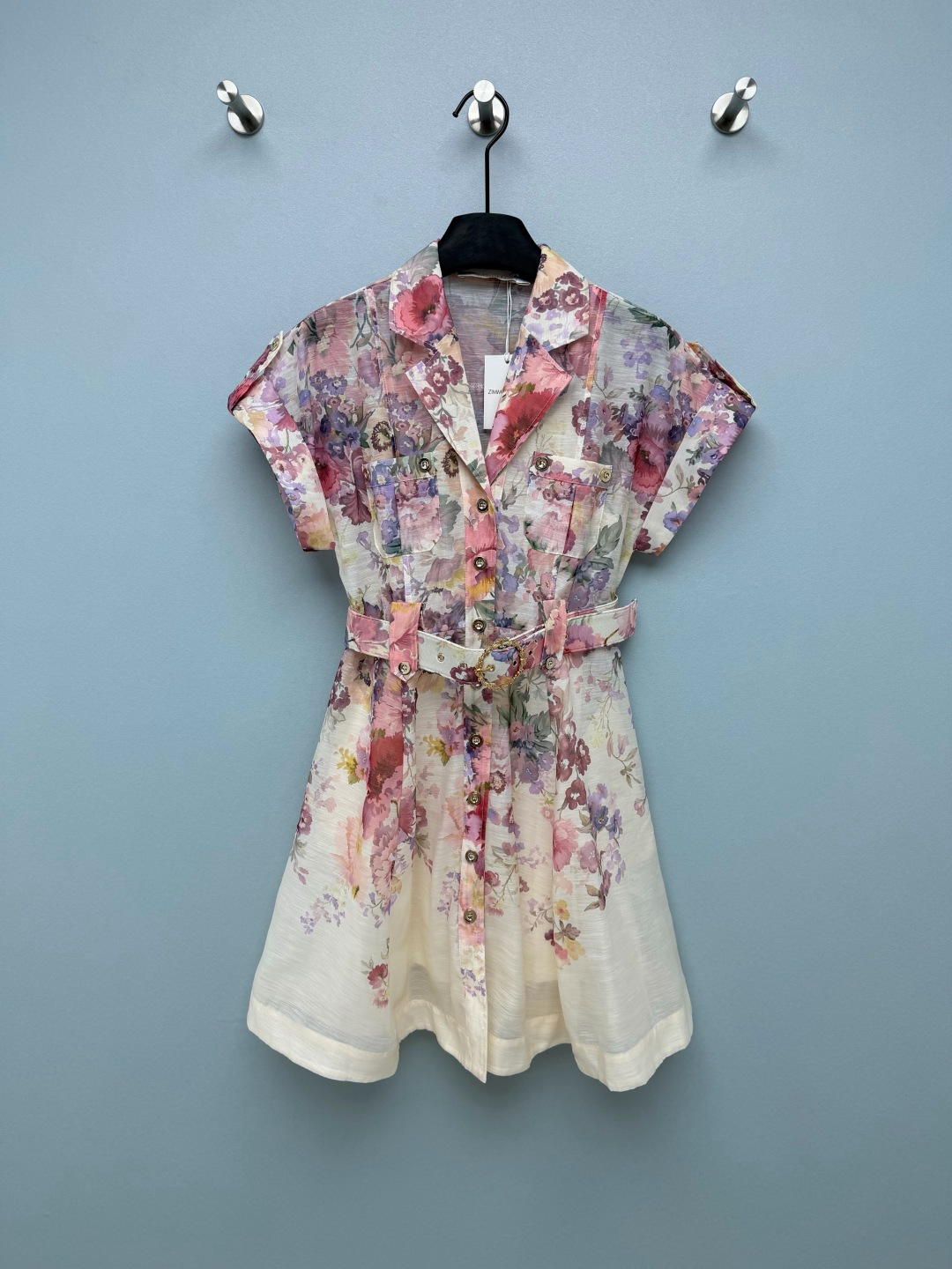 NO:822931,ZIMMERMAN*26 new retro floral suit lapel belt waistcoat dress (short style) suit lapel + waist sleeve design, neat and gentle; front button closure, exquisite details; waist A-line mid-length skirt version, easily optimize the body proportions, hide the body and make you look slimmer. The skirt has gradient floral print, with its own oil painting texture, the off-white version is fresh and gentle, and the black version is retro and rich, yellow-skinned sisters can also feel free to wear it!  The off-white is fresh and the black is rich. Both styles directly hit the aesthetic ~ retro atmosphere ceiling!  The gradient floral belted dress is perfect for commuting and vacationing!  Gentle and sassy long skirt with mature style, 2 colors and 4 sizes SMLXLB, Zimmerman-clothing, skirts, business suit,19860909ZIMMERMAN*26新款复古花卉西装翻领腰带坎肩连衣裙（短款）西装翻领+坎袖设计,利落又温柔；正面排扣开合,细节精致；收腰A字中长裙版型,轻松优化身材比例,藏肉显瘦一绝.裙身渐变花卉印花,自带油画质感,米白款清新温柔,黑款复古浓郁,黄皮姐妹也能放心冲！米白清新、黑款浓郁,两种风格都直接戳中审美～复古氛围感天花板！渐变花卉腰带连衣裙通勤度假两不误！温柔又飒的轻熟风长裙 2色4码SMLXLB,兹默曼-服装,skirts,business suit,,Women's clothing
