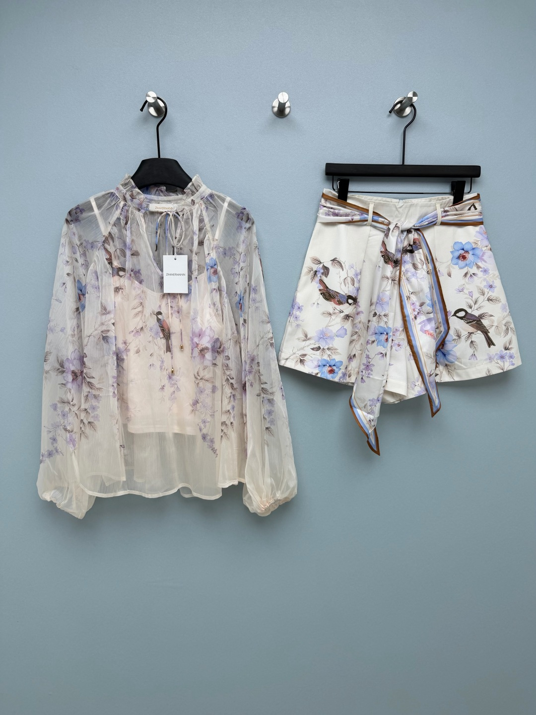 NO:822936,Zimmerman's latest flower and bird print chiffon top + shorts set is sold as a set. The top has a ruffled stand-up collar and the same color drawstring tie, which has a soft-focus atmosphere. The paisley pattern contrasting edges on the neckline are retro and exquisite. The loose lantern sleeve design is super friendly to the body and arm lines. The micro-permeable chiffon material has an elegant air.  The shorts are high-waisted + A-line, and come with silk scarves of the same color, which can be tied into a bow, which not only creates a high waistline, but also increases the layering of the look. The lilac and light blue flower and bird prints are fresh and advanced, and have the texture of oil paintings, as if you are wearing a medieval oil painting on your body!  Solid color size 4 SMLXLB, Zimmerman-clothing, shorts,19860909Zimmerman*新款花鸟印花雪纺上衣+短裤套装 整套出售 上衣荷叶边立领+同色系抽绳系带,自带柔焦氛围感,领口的佩斯利花纹撞色包边,复古又精致 宽松灯笼袖设计,对拜拜肉和手臂线条超友好,微透雪纺材质自带飘逸仙气 短裤高腰剪裁+A字裤型,自带同配色丝巾绑带,可系成蝴蝶结,既能打造高腰线,又增加了造型层次感 淡紫浅蓝的花鸟印花清新又高级,自带油画质感 像把中世纪油画穿在了身上！单色4码SMLXLB,兹默曼-服装,shorts,,Women's clothing