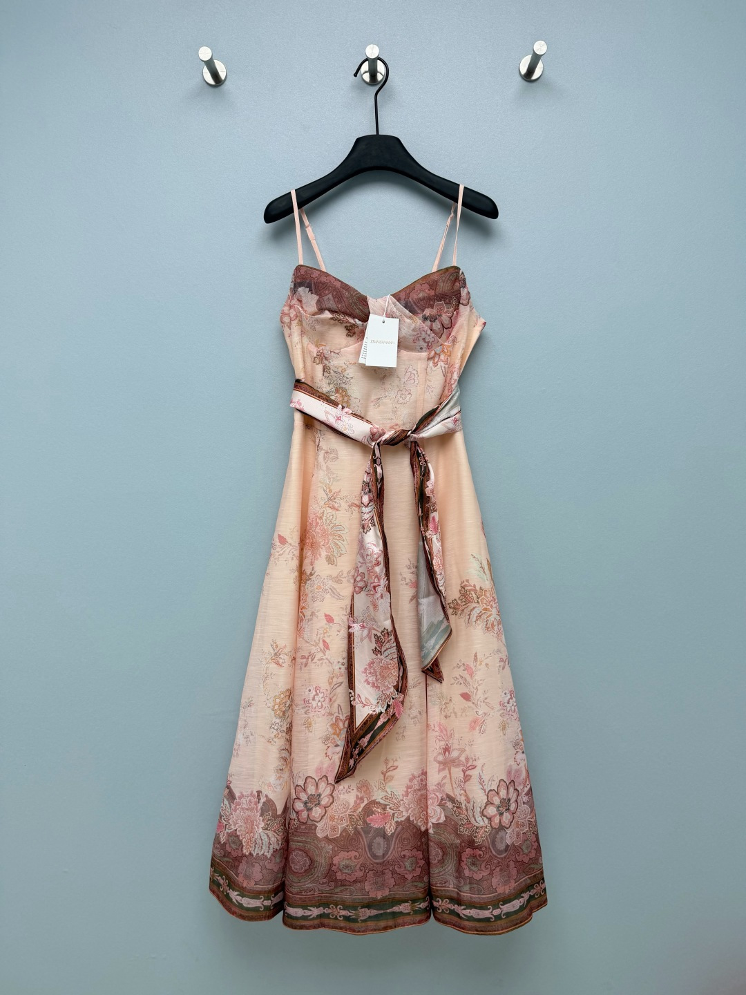 NO:822941,Zimmerman*26's new paisley print suspender dress (long style) is based on gentle light apricot pink, with Perris-style retro floral prints. The color is soft and not fussy, and it has a retro texture like an oil painting. The more you look at it, the more you look at it. The twisted tube top design has a super French atmosphere, the thin shoulder straps modify the shoulder and neck lines, and it comes with a soft focus filter. It is paired with the same color silk scarf belt.  Wear it on vacation and look like a French heroine. Wear it with a small cardigan every day and it's gentle to the core. The paisley print skirt is a retro and gentle ceiling!  Solid color size 4 SMLXLB, Zimmerman-clothing, skirts,19860909Zimmerman*26新款佩斯利印花吊带连衣裙（长款）以温柔的浅杏粉色为底色,搭配佩里斯风格的复古花卉印花,色彩柔和不挑皮,自带油画般的复古质感,越看越有味道.扭结抹胸设计超有法式氛围感,细肩带修饰肩颈线条,自带柔焦滤镜 搭配同花色丝巾腰带 A字大裙摆巨藏肉,梨形身材姐妹也能放心冲 度假穿它就是法式女主,日常搭个小开衫也温柔到骨子里 佩斯利印花裙 复古温柔天花板！单色4码SMLXLB,兹默曼-服装,skirts,,Women's clothing