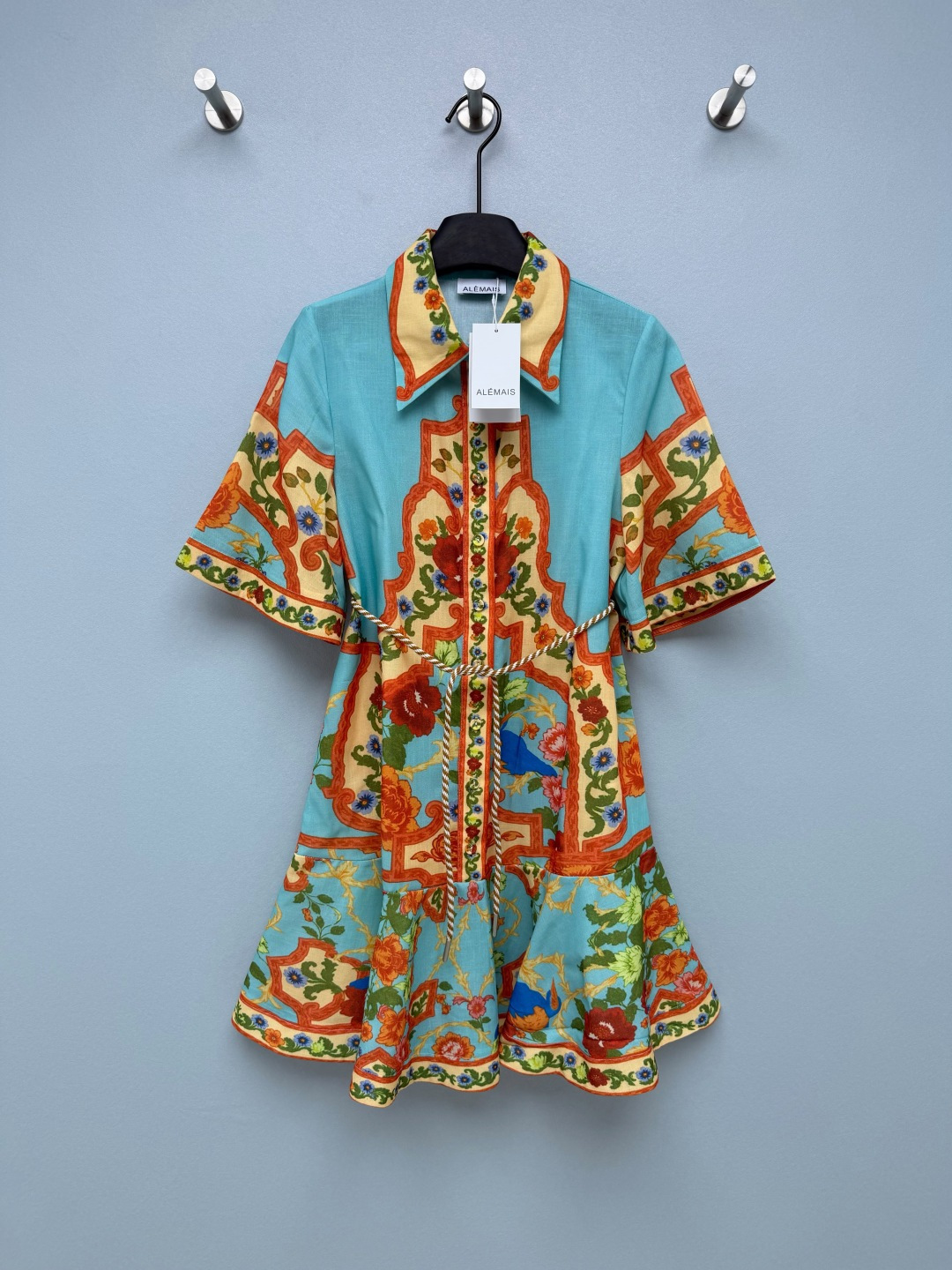 NO:822946,ALMAI*26's new Mediterranean-style printed shirt dress, with strong retro colors, has a holiday atmosphere and artistic texture. The classic shirt collar + short-sleeved design is neat and elegant. It is matched with a rope belt of the same color to accurately tighten the waist, raise the waistline, and optimize the body proportions. The hem is a ruffled A-line silhouette, which naturally spreads out from the waist and hips.  It can not only modify the problem of wide hips and thick legs, but also has a sense of elegance, and is smart and playful when walking. It uses lake blue as the background color, with retro Mediterranean-style flower and bird prints. The contrast between orange-red and lake blue is strong and harmonious, full of exotic style, the details of the printing frame are exquisite, and it has a retro texture like an oil painting. It has a strong southern French vacation atmosphere!  Monochrome 4 SMLXLB, women's clothing, skirts, shirts, T-shirt,19860909ALMAI*26新款地中海风印花衬衫式连衣裙,色彩浓烈复古,自带度假氛围与艺术质感.经典衬衫领+短袖设计,利落大方,搭配同色系绳编腰带,精准收腰,拉高腰线,优化身材比例.下摆为荷叶边A字廓形,从腰胯位置自然散开,既能修饰胯宽、腿粗问题,又自带飘逸感,走路时灵动俏皮.以湖蓝色为底色,搭配复古地中海风格的花卉、鸟类印花,橙红与湖蓝的撞色浓烈又和谐,充满异域风情,印花边框细节精致,自带油画般的复古质感.自带浓烈的南法度假氛围！单色4吗SMLXLB,女装,skirts,shirts,T-shirt,,Women's clothing