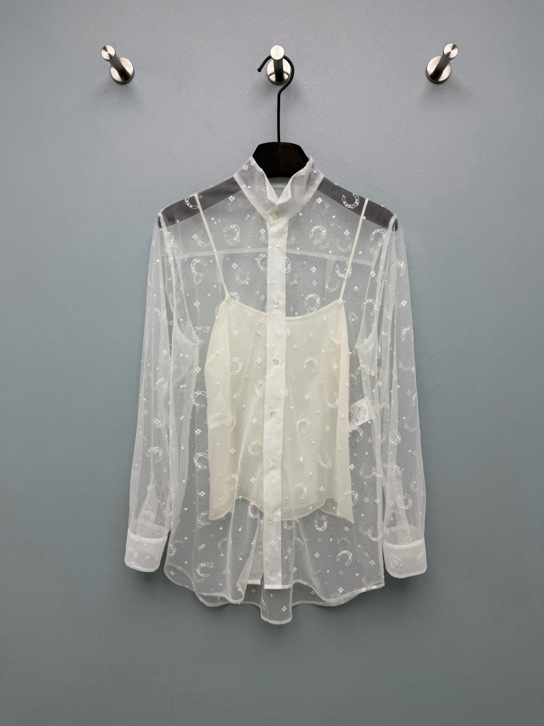 NO:822951,Dio*26 new mesh shirt, high version lined with suspenders and made of silk!  Pay attention to details to distinguish versions  The outer shirt is made of high-transparency mesh material with a hazy soft light filter. The crescent moon and starburst embroidery on it is exquisite and low-key. The inner wear is a silk suspender belt of the same color, which is skin-friendly and not see-through, solving the embarrassment of see-through skin. The shirt with a slightly loose silhouette is not flattering on the figure.  The design of the stand-up collar + folded cuffs has a retro feel, and the hem that is short in the front and long in the back can better modify the waist and hip lines. The creamy off-white color comes with a soft light filter, and the crescent moon embroidery on the mesh is so exquisite that it really shines in the sun!  Monochrome size 3 SMLB, Dior-clothing, dior, dior, shirts, real silk,19860909Dio*26新款网纱衬衣 高版本内衬吊带真丝材质！注意细节区分版本 外衫采用高透网纱材质,自带朦胧柔光滤镜,上面的月牙与星芒刺绣精致又低调,内搭是同色系真丝吊带,亲肤不透,解决了透肤的尴尬.微宽松廓形的衬衫不挑身材,立领+翻折袖口的设计自带复古感,前短后长的衣摆也能更好地修饰腰臀线条.奶fufu的米白色自带柔光滤镜,网纱上的月牙刺绣精致到犯规,阳光下看真的会发光！单色3码SMLB,迪奥-服装,dior,dior,shirts,real silk,,Women's clothing