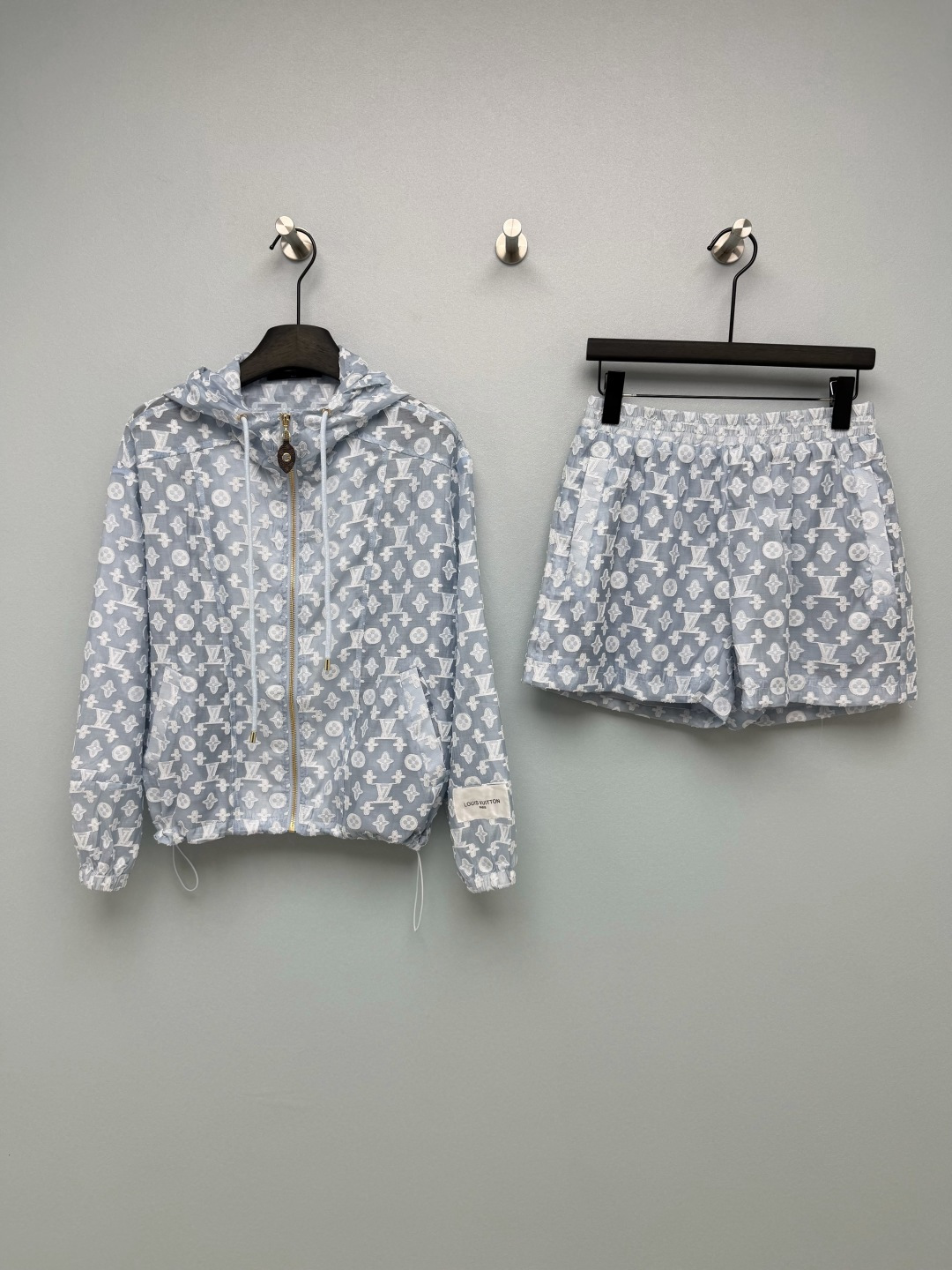 NO:823494,Louis Vuitto*26 new Monogram jacquard suit, a combination of jacket and shorts. The jacquard presbyopic pattern on the semi-permeable mesh fabric has a hazy sense of luxury, sun protection and elegance, breaking the monotony of ordinary sun protection clothes. The top is loose and adjustable, and the shorts are high-waisted and slim, and are tolerant to various body types, easily creating a casual and lazy style while optimizing body proportions. Presbyopic zipper pulls + brand woven labels, exquisite details, and a sense of brand atmosphere, make the basic sun protection suit extraordinary.  2 colors and 3 codes SML AB,Louis Vuitton-clothing,louis vuitton,louis vuitton,shorts,jackets & coats,19860909Louis Vuitto*26新款Monogram提花套装 外套短裤的组合 半透网纱面料上的提花老花图案,自带朦胧高级感,防晒又显贵,打破了普通防晒衣的单调.上衣宽松可调节,短裤高腰显瘦,对各种身材包容度高,轻松打造休闲慵懒风,同时优化身材比例.老花拉链头+品牌织标,细节精致,自带品牌氛围感,让基础款防晒套装也变得不普通 2色3码SML AB,路易威登-服装,louis vuitton,louis vuitton,shorts,jackets & coats,,Women's clothing