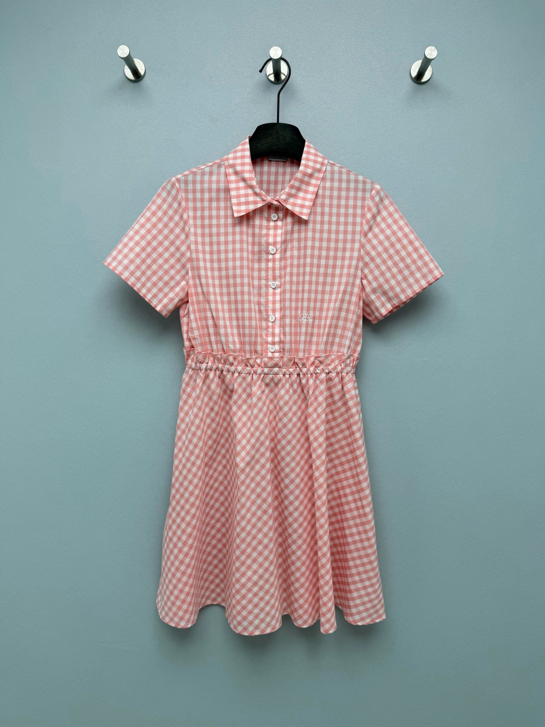 NO:823505,LOEW*26 new pink and white plaid waisted shirt dress. The pink and white plaid + shirt collar design balances sweetness and sophistication, fresh and age-reducing, and has a spring and summer atmosphere. The waist pleats create a high waistline with one click, and the A-line skirt hides the flesh, which is also very friendly to pear-shaped figures. It can get a 37-point figure with one click. The LOEW* embroidered logo on the chest is low-key and recognizable, with exquisite details, and has its own brand atmosphere that can be salty or sweet to reduce age!  Single color code 3 SML WU, Loewe-clothing, loewe, loewe, skirts, shirts,19860909LOEW*26新款粉白格纹收腰衬衫式连衣裙 粉白格纹+衬衫领设计,平衡了甜美与干练,清新减龄,自带春夏氛围感.腰部褶皱一键打造高腰线,A字裙摆藏肉显瘦,对梨形身材也超友好,一键get三七分身材.胸口的LOEW*刺绣logo,低调又有辨识度,细节精致,自带品牌氛围感可盐可甜减龄天花板！单色3码SML WU,罗意威-服装,loewe,loewe,skirts,shirts,,Women's clothing