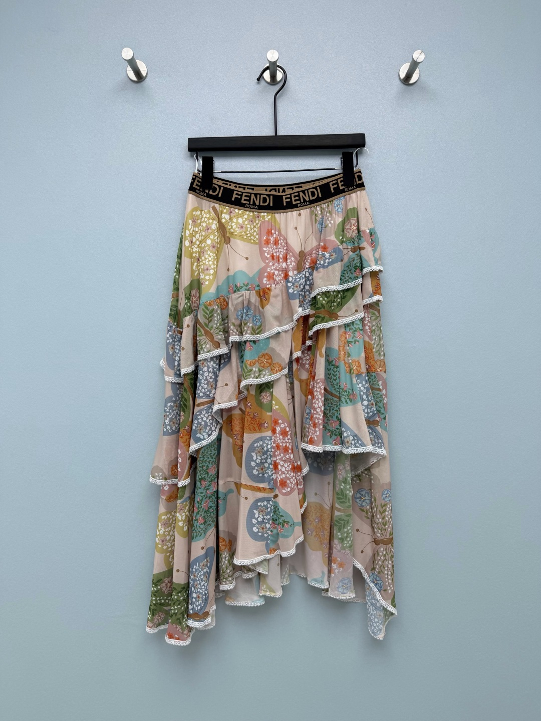 NO:823514,Fend*26 new butterfly print irregular mesh cake skirt, focusing on romantic forest style  The fresh and gentle colorful butterfly flower print, paired with white lace, has a sense of forest romance, breaking the dullness and making girls' hearts burst into laughter. The irregular skirt spliced with multiple layers of mesh has a sense of layering and flexibility, making it appear slimmer and younger when walking.  It adds a sense of atmosphere. The Fend* lettering webbing at the waist is low-key and recognizable, with exquisite details and a sense of brand atmosphere. The irregular multi-layered skirt makes you look slimmer and younger. Pair it with a T-shirt for a refreshing and youthful look. With a suspender belt, it is gentle and romantic. It is perfect for travel and dates!  !  Single color code 3 SML JA, Fendi-clothing, fendi, fendi, skirts, tees, t-shirt,19860909Fend*26新款蝴蝶印花不规则网纱蛋糕裙,主打浪漫森系风 清新温柔的彩色蝴蝶花卉印花,搭配白色蕾丝花边,自带森系浪漫感,打破沉闷,少女心直接爆棚.多层网纱拼接的不规则裙摆,自带层次感与灵动飘逸感,显瘦又减龄,走路时氛围感拉满.腰头Fend*字母织带,低调又有辨识度,细节精致,自带品牌氛围感.不规则多层裙摆,显瘦又减龄,搭配T恤清爽减龄,配吊带温柔浪漫,出游约会都超合适！！单色3码SML JA,芬迪-服装,fendi,fendi,skirts,tees，t-shirt,,Women's clothing