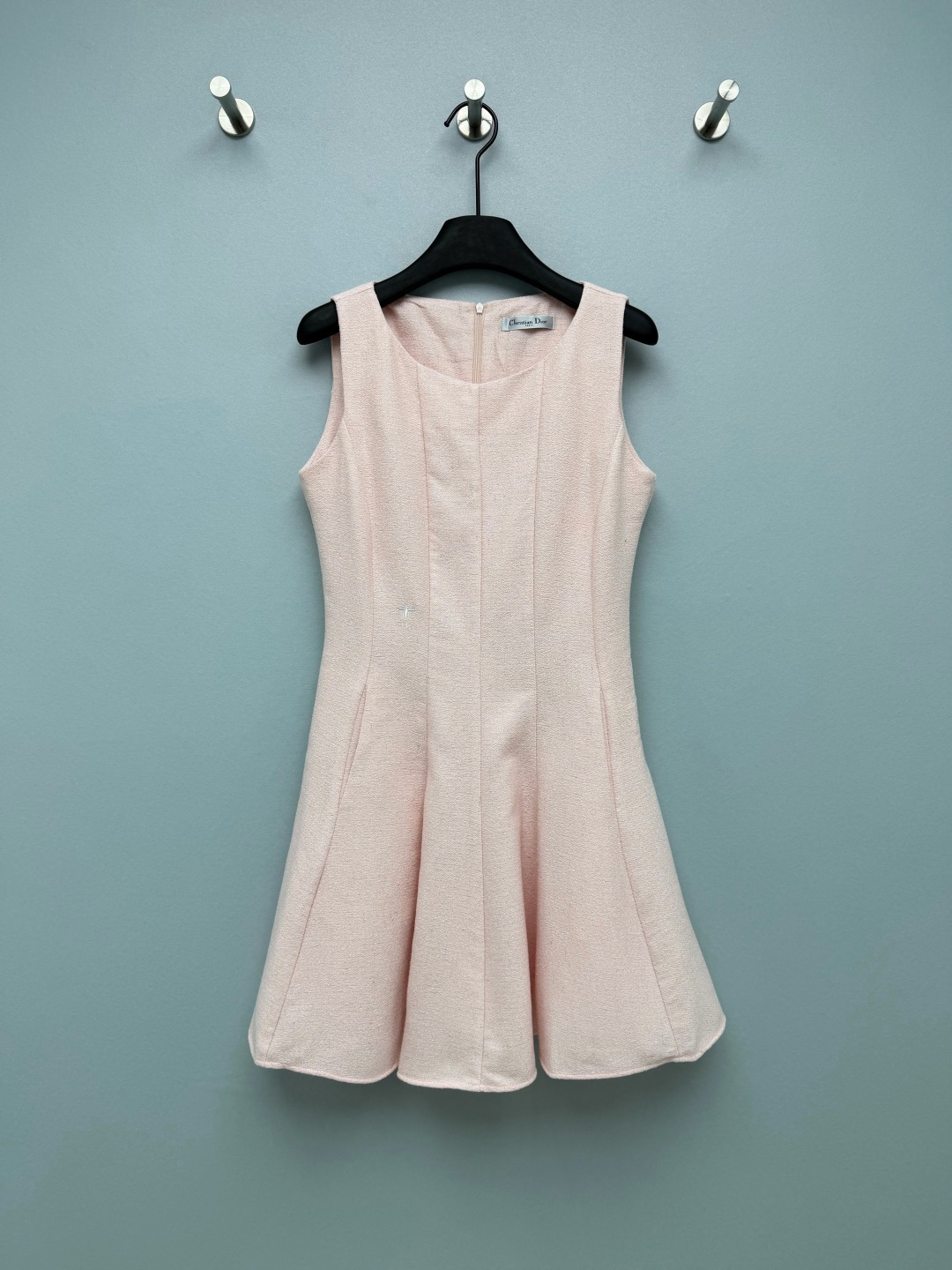 NO:823524,Dio*26 new cherry blossom pink tweed waist sleeveless dress  Round neck sleeveless + waist-cinching A-line skirt design, with multiple vertical dividing lines to outline the waistline and optimize body proportions; the A-line skirt is fully tolerant of the waist, abdomen and crotch lines, making it look slimmer and concealing flesh, while also bringing a sense of retro elegance. 1. The bee embroidery logo on the chest side is low-key and recognizable, and the brand texture can be seen in the details. It is unobtrusive but very noble. The cherry blossom pink color is gentle and reduces age, has a girlish feel, and is paired with tweed fabrics to balance sweetness and elegance~  Single color size 3 SML WU, Dior-clothing, dior, dior, skirts,19860909Dio*26新款樱花粉粗花呢收腰无袖连衣裙 圆领无袖+收腰A字裙摆设计,多道纵向分割线勾勒腰线,优化身材比例；A字裙摆对腰腹、胯部线条包容度拉满,显瘦又藏肉,同时自带复古优雅感.1.胸口侧的蜜蜂刺绣logo,低调又有辨识度,细节处见品牌质感,不张扬却很显贵.樱花粉配色温柔减龄,自带少女感,搭配粗花呢面料,平衡了甜美与优雅~ 单色3码SML WU,迪奥-服装,dior,dior,skirts,,Women's clothing