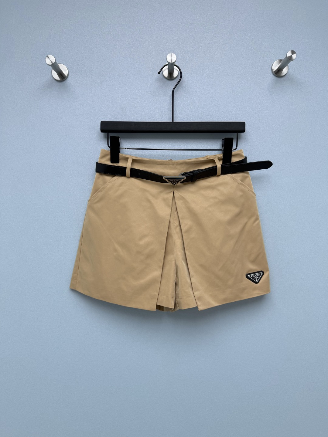 NO:823533,Prad*26’s new high-waist suit-style culottes are paired with PD’s iconic triangle metal buckle belt, which can be freely adjusted for tightness while enhancing the sophistication and brand recognition of the overall look.  The triangle logo embroidery on the side of the trousers is low-key and recognizable, and the texture of big-name brands can be seen in the details. The high-waisted A-line culottes version, pleated design on the front, looks like a short skirt but is actually shorts. It is tolerant to the waist, abdomen, crotch and leg lines, making it appear slimmer and hide the flesh, and avoid the embarrassment of being exposed ~ 2 colors and 3 sizes SML WU, Prada - Clothing, prada, prada, skirts, shorts, business suit,19860909Prad*26新款高腰西装式裙裤 搭配PD标志性三角金属扣腰带,可自由调节松紧,同时提升整体造型的精致度与品牌辨识度. 裤脚侧的三角标刺绣,低调又有辨识度,细节处见大牌质感.高腰A字裙裤版型,前襟压褶设计,视觉上像短裙实则为短裤,对腰腹、胯部和腿部线条包容度拉满,显瘦又藏肉,还能避免走光尴尬~ 2色3码SML WU,普拉达-服装,prada,prada,skirts,shorts,business suit,,Women's clothing