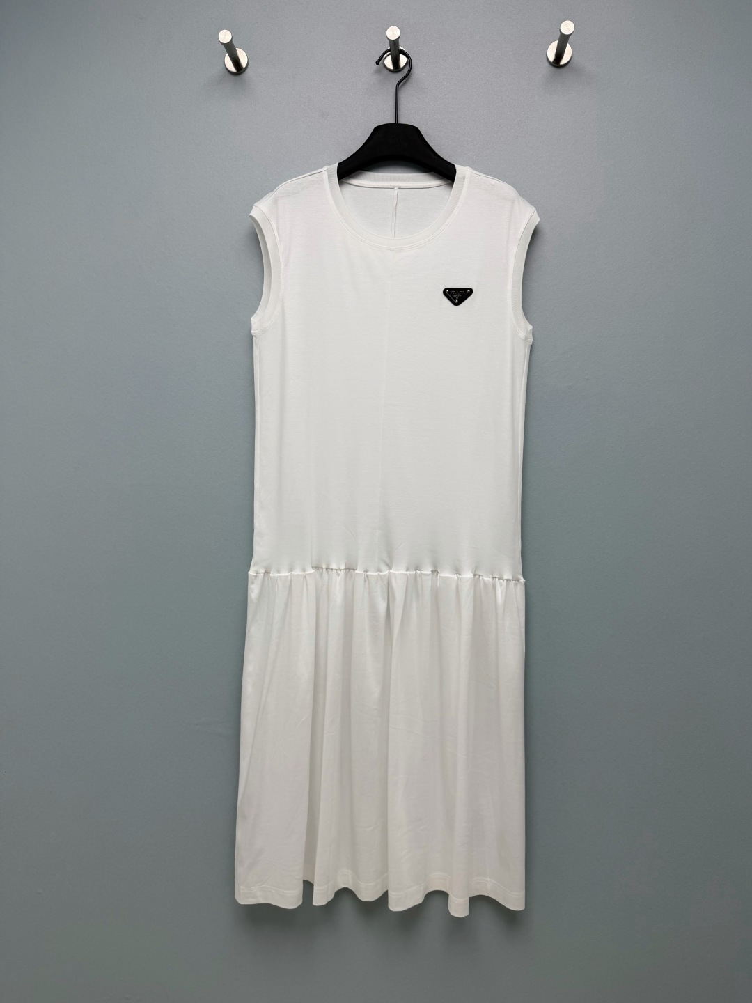 NO:823576,Prad*26 new triangle logo sleeveless splicing dress  The basic round neck sleeveless design modifies the neck line and exposes the clavicle, which makes it sexy; the upper part is straight + the lower part is spliced with a ruffled skirt, which fully accommodates the lines of the waist, abdomen and crotch, making it appear slimmer and hide the flesh. The iconic chest  The triangular metal logo is low-key and recognizable, and the texture of big-name brands can be seen in the details. It is unobtrusive but very noble. The ruffled design of the skirt breaks the monotony of the basic T-shirt skirt, adding a sense of agility and elegance, and giving it a girlish look when walking~  2 colors and 3 codes SML R, Prada-clothing, prada, prada, skirts, tees, t-shirt,19860909Prad*26新款三角标无袖拼接连衣裙 基础圆领无袖设计,修饰脖颈线条,露出锁骨自带小性感；上半部分直筒+下半部分拼接荷叶边裙摆,对腰腹、胯部线条包容度拉满,显瘦又藏肉.胸口标志性的三角金属标,低调又有辨识度,细节处见大牌质感,不张扬却很显贵.裙摆拼接荷叶边设计,打破了基础款T恤裙的单调,增加了灵动飘逸感,走路时自带少女感~ 2色3码SML R,普拉达-服装,prada,prada,skirts,tees，t-shirt,,Women's clothing