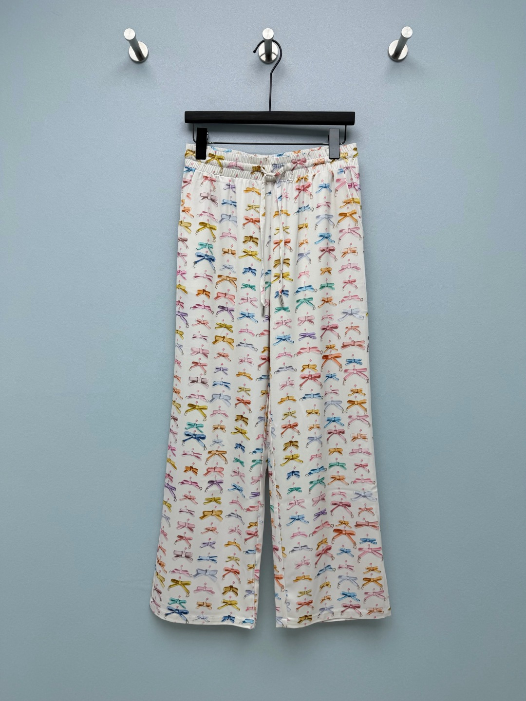 NO:823586,Dio*26 new color butterfly print wide leg pants  The fresh and gentle colorful bow pattern has a girlish feel, breaks the dullness, and makes the basic style lively and younger. The brand logo is hidden in the details, which is low-key and noble. The high elastic waist + wide-leg straight design is not picky about the figure or leg shape, and can easily cover the flesh. The pear-shaped body can also wear straight comic legs. The drawstring metal logo buckle + all-over bow print, the details are exquisite, low-key and noble, with a big-name atmosphere. Monochrome 3-code SML  AW,Dior-clothing,dior,dior,19860909Dio*26新款彩色蝴蝶印花阔腿裤 清新温柔的彩色蝴蝶结图案,自带少女感,打破沉闷,让基础款也变得活泼减龄,细节处还藏着品牌标识,低调又显贵.高腰松紧腰+阔腿直筒设计,不挑身材不挑腿型,轻松遮住肉肉,梨形身材也能穿出直筒漫画腿.抽绳金属logo扣+满印蝴蝶结印花,细节处见精致,低调又显贵,自带大牌氛围感. 单色3码SML AW,迪奥-服装,dior,dior,,Women's clothing