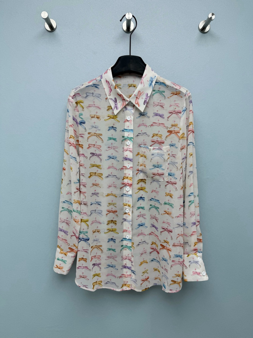 NO:823596,Dio*26 new color butterfly print shirt  The fresh and gentle colorful bow pattern has a girlish feel and breaks the dullness, making the basic shirt lively and age-reducing. There is also a brand logo hidden in the details, which is low-key and noble. The transparent and light chiffon fabric has a cool feeling on the upper body and has excellent drape. It has an elegant feeling when walking and a gentle atmosphere. The straight version is not picky about body shape, is highly tolerant to the waist, abdomen and shoulders, and can be easily controlled by pear-shaped figures. It has an excellent effect of covering up the flesh and slimming down!  Single color size 3 SML AW, Dior-clothing, dior, dior, shirts,19860909Dio*26新款彩色蝴蝶印花衬衣 清新温柔的彩色蝴蝶结图案,自带少女感,打破沉闷,让基础款衬衫也变得活泼减龄,细节处还藏着品牌标识,低调又显贵.通透轻盈的雪纺面料,上身自带凉感,垂坠度优秀,走路时自带飘逸感,温柔氛围感拉满.不挑身材的直筒版型,对腰腹、肩型包容度高,梨形身材也能轻松驾驭,遮肉显瘦效果绝佳！单色3码SML AW,迪奥-服装,dior,dior,shirts,,Women's clothing