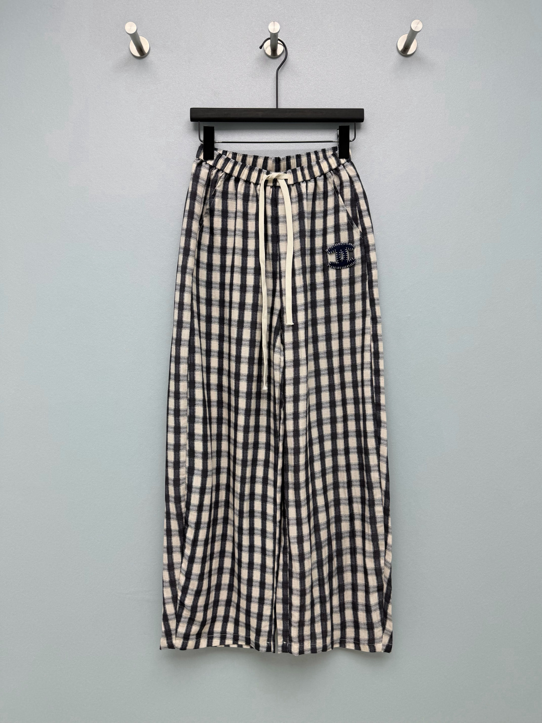 NO:823605,chan*l 26 new linen plaid wide-leg scimitar pants. The linen blended fabric is breathable and sweat-absorbent. It has a cool feeling. It is refreshing and not sweaty when worn in summer. The natural texture brings a lazy atmosphere. The high-waisted elastic waist + wide-leg straight design does not choose the body or the leg shape. It can easily cover the flesh. It can also wear straight cartoon legs for pear-shaped figures.  The black and white plaid pattern never goes out of style, with hand-sewn double C patch labels. The details are exquisite, low-key and noble, and has a big-name atmosphere. Monochrome 3 size SML R, Chanel-clothing, chanel, chanel,19860909chan*l 26新款亚麻格纹阔腿弯刀裤 亚麻混纺面料透气吸汗,自带凉感,夏天穿也清爽不闷汗,天然肌理感自带慵懒氛围.高腰松紧腰+阔腿直筒设计,不挑身材不挑腿型,轻松遮住肉肉,梨形身材也能穿出直筒漫画腿. 黑白格纹永不过时,搭配手工缝制双C贴布标,细节处见精致,低调又显贵,自带大牌氛围感.单色3码SML R,香奈儿-服装,chanel,chanel,,Women's clothing