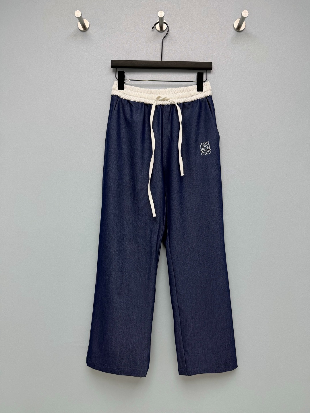 NO:823612,LOEW*26 new Tencel denim wide-leg casual pants, contrasting off-white elastic waist + drawstring design, different from ordinary denim wide-leg pants, adding a sense of layering and leisure, with exquisite details.  The iconic embroidered logo on the side of the trouser legs is low-key and recognizable, with a big-brand texture, unobtrusive but very noble. The loose straight pants are long and friendly to both small and tall people. The navy blue and black and gray colors are super versatile. They look great with T-shirts, shirts and suspenders. Lazy people can just put them on when going out, they are slim and comfortable. They are versatile pants for summer!  2 colors and 3 codes SML R, Loewe-clothing, loewe, loewe, shirts, tees, t-shirt,19860909LOEW*26新款天丝牛仔感阔腿休闲裤 撞色米白松紧腰+抽绳设计,区分于普通牛仔阔腿裤,增加了层次感和休闲感,细节精致. 裤腿侧的标志性刺绣logo,低调又有辨识度,自带大牌质感,不张扬却很显贵.宽松直筒裤长,对小个子和高个子都友好,藏蓝和黑灰两色都超百搭,搭配T恤、衬衫、吊带都超好看 懒人出门套上就能走,显瘦又舒服,夏天的百搭神裤！2色3码SML R,罗意威-服装,loewe,loewe,shirts,tees，t-shirt,,Women's clothing