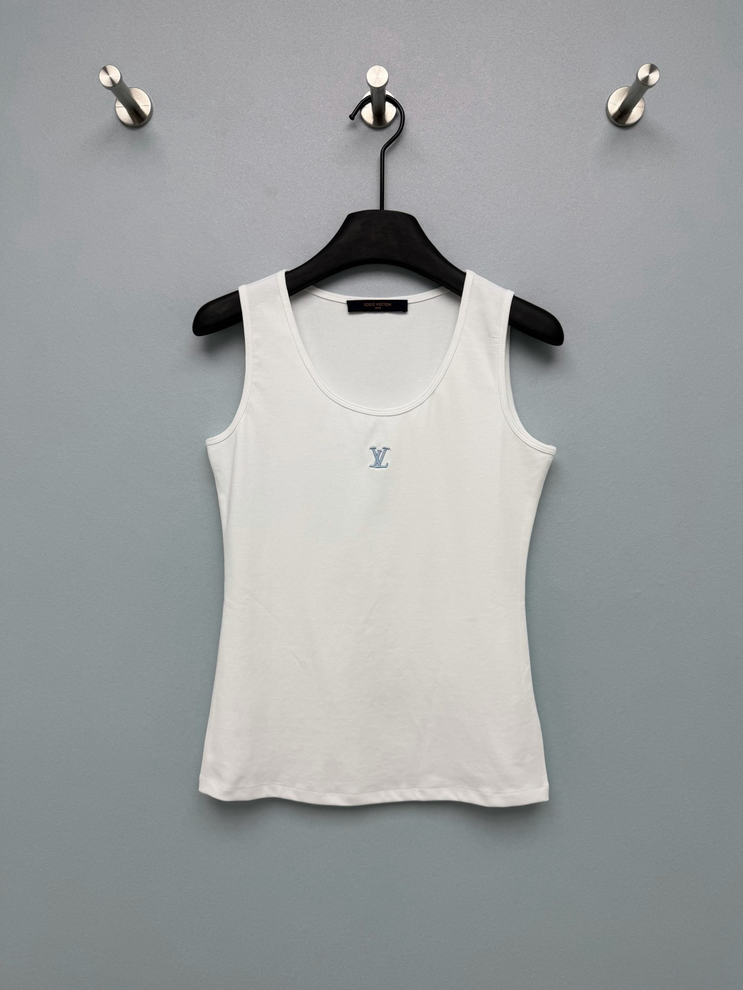NO:823621,Louis Vuitto*26 new basic racer-shaped vest top with embroidered logo. The U-neck + racer-shaped shoulder strap design optimizes the proportion of the shoulder and neck, exposing the clavicle line, making it slimmer and more elegant. It can also be easily controlled by women with slippery and wide shoulders. The basic racer-shaped vest design removes unnecessary decoration and relies on the exquisite embroidered logo to enhance the texture. It is simple and noble, and will never go out of style.  The three classic colors of black, white and light blue are suitable for different skin colors and styles. Whether it is casual style, commuting style or Korean style, it can be held in style!  3 colors 3 codes SML L,Louis Vuitton-clothing,louis vuitton,louis vuitton,loro piana,19860909Louis Vuitto*26新款基础款刺绣logo工字背心上衣 U领+工字肩带设计,优化肩颈比例,露出锁骨线条,显瘦又显气质,溜肩、宽肩姐妹也能轻松驾驭.基础款工字背心设计,去掉多余装饰,靠精致的刺绣logo提升质感,简约又显贵,永不过时 经典黑、白、浅蓝三色,适配不同肤色与穿搭风格,不管是休闲风、通勤风还是韩系风都能hold住！3色3码SML L,路易威登-服装,louis vuitton,louis vuitton,loro piana,,Women's clothing