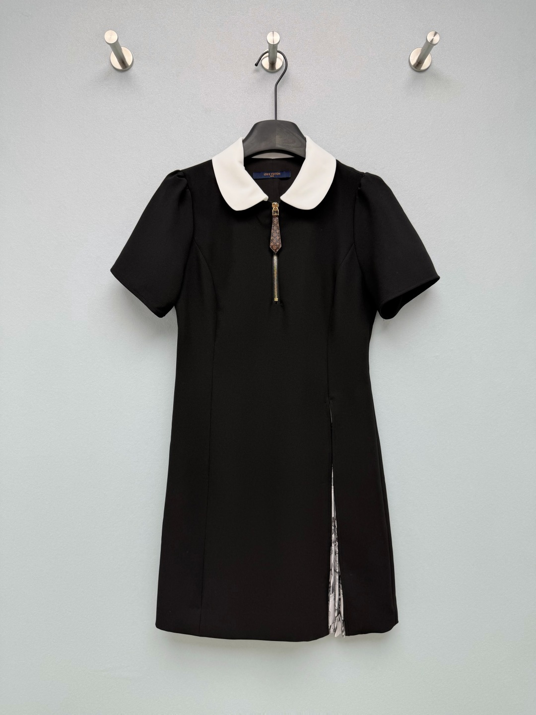 NO:823631,Louis Vuitto*26 new black and white contrasting color doll collar waist dress. Black and white contrasting color doll collar, classic and age-reducing, with a French retro atmosphere. Monogram presbyopic zipper puller on the front, low-key and recognizable, with big-name texture in the details. Side slit + full printed leather pattern pleated lining, revealing the lining when walking, with a sense of layering and design, breaking the monotony of a pure black dress. Monochrome 3-code SML X, Louis Vuitton - clothing, louis  vuitton,louis vuitton,skirts,19860909Louis Vuitto*26新款黑白撞色娃娃领收腰连衣裙 黑白撞色娃娃领,经典又减龄,自带法式复古氛围.前襟Monogram老花拉链头,低调又有辨识度,细节处见大牌质感.侧开叉+满印皮具图案百褶内衬,走动时露出内衬,自带层次感与设计感,打破了纯黑连衣裙的单调 单色3码SML X,路易威登-服装,louis vuitton,louis vuitton,skirts,,Women's clothing