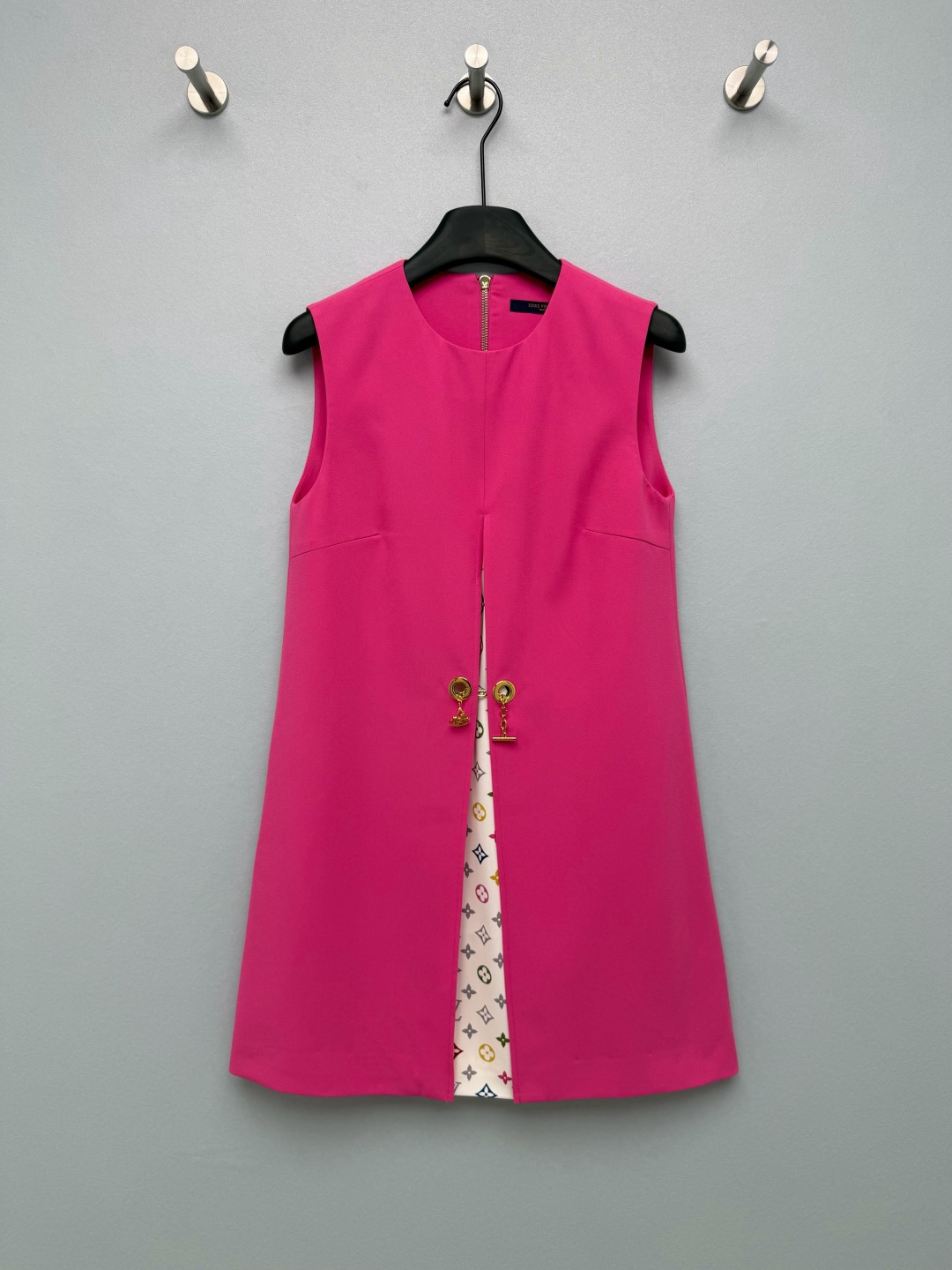 NO:823640,Louis Vuitto*26 new rose red A-line sleeveless vest dress. Front slit + metal chain buckle design, with iconic anchor hardware decoration. The details are exquisite and noble. The chain can be untied to be worn as a cardigan, which can be worn multiple times in one outfit. It has a full-print Monogram presbyopia lining inside, which is exposed when walking. It is low-key and recognizable, and has a big-name atmosphere. The high-saturation rose red color, the upper body is super whitening, and it has a girlish feel without losing the elegance!  Solid color size 3 SML X,Louis Vuitton-clothing,louis vuitton,louis vuitton,skirts,19860909Louis Vuitto*26新款玫红色A字无袖背心裙 正面开叉+金属链条扣设计,搭配标志性的船锚五金装饰,细节精致又显贵,解开链条可穿成开衫式,一衣多穿.内搭满印Monogram老花衬里,走动时露出内衬,低调又有辨识度,自带大牌氛围感.高饱和度玫红色,上身超显白提气色,自带少女感又不失贵气！单色3码SML X,路易威登-服装,louis vuitton,louis vuitton,skirts,,Women's clothing