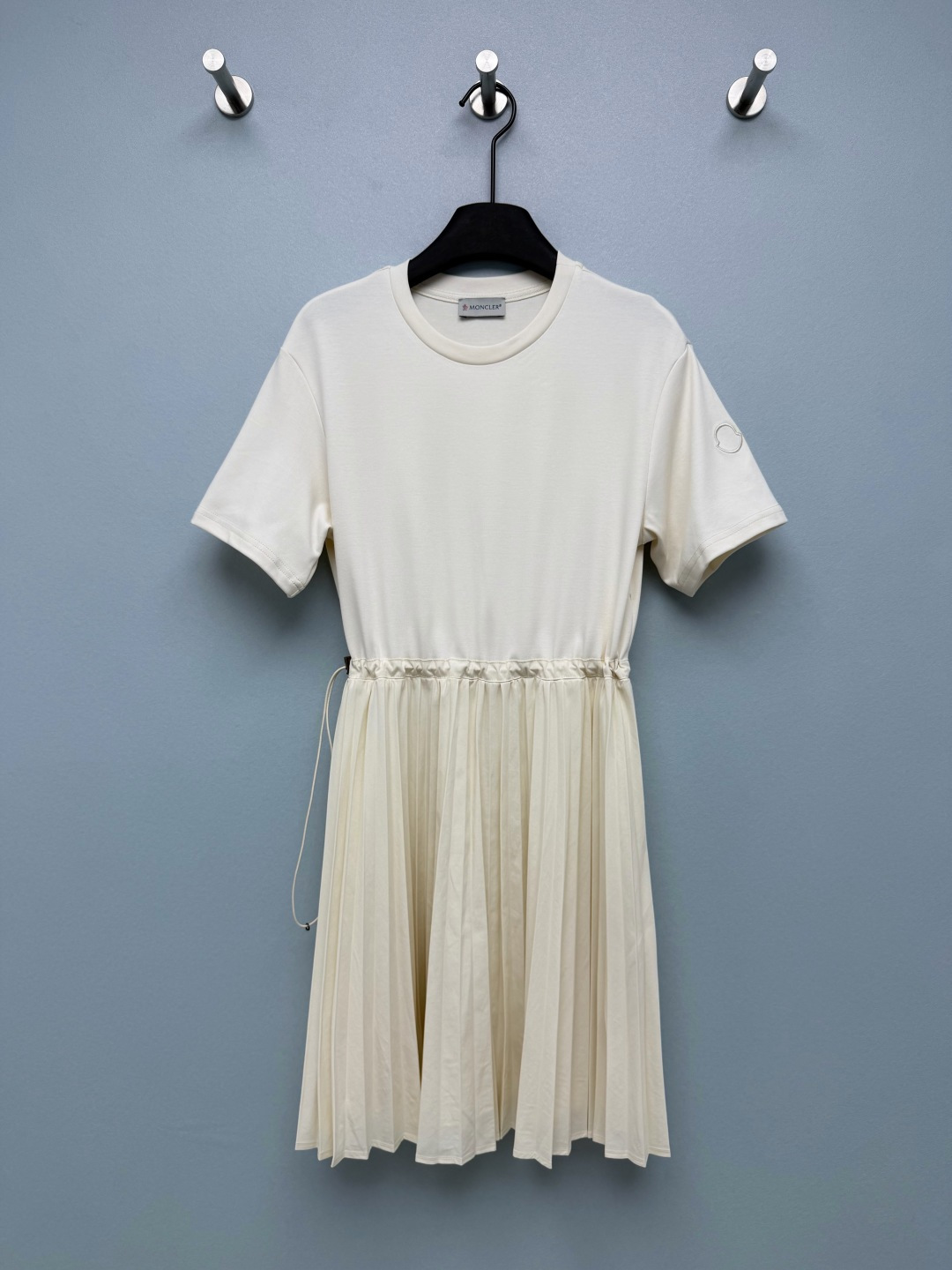 NO:823556,moncle*26 new T-shirt hem pleated dress. Basic T-shirt style + pleated skirt. The pleated skirt has a sense of elegance when walking. It hides the flesh and shows off the legs. The small label on the long cuffs is low-key and textured. I love the details.  It perfectly combines comfort and leisure with a girly feel. The waist drawstring can be adjusted freely to easily create a high waistline, optimize body proportions, and even small people can wear it to look taller. The soft upper and lower fabric splicing not only ensures the skin-friendly comfort of the upper body, but also makes the skirt have an elegant feeling, which makes it agile and slim when walking. The classic black and apricot colors are available, black is slim and versatile, and white is refreshing and age-reducing ~ 2 colors and 3 sizes SML  AP,Moncler,skirts,tees,t-shirt,19860909moncle*26新款T恤下摆压褶连衣裙 基础T恤版型+百褶裙摆,百褶裙摆走路自带飘逸感,藏肉又显腿长袖口的小标低调又有质感,细节控爱了 把舒适休闲和少女感结合得恰到好处,腰部抽绳可自由调节,轻松打造高腰线,优化身材比例,小个子也能穿出显高效果.上软下飘的面料拼接,既保证了上身的亲肤舒适,又让裙摆自带飘逸感,走路时灵动又显瘦.经典黑杏两色可选,黑色显瘦百搭,白色清爽减龄~ 2色3码SML AP,蒙口-服装,Moncler,skirts,tees，t-shirt,,Women's clothing