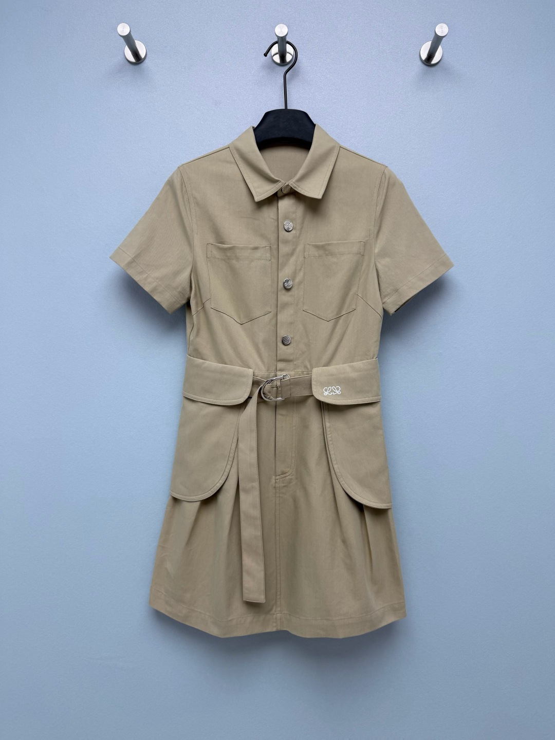 NO:823566,LOEW*26 new khaki work style waist dress  Work style pockets + metal logo buttons, full of details, low-key and recognizable. The brand embroidery logo on both sides of the belt is exquisite and unobtrusive, enhancing the overall sense of high-end. The A-line short version is also very friendly to the pear-shaped figure, covering the flesh and showing long legs. Daily wear with white shoes is refreshing and age-reducing, and the commuting shoes are smart and elegant. They look great when worn alone or unbuttoned as a short jacket. It is so fragrant when worn multiple times. Monochrome size 3 SML  AP, Loewe-clothing,loewe,loewe,loafers,skirts,jackets & coats,19860909LOEW*26新款卡其色工装风收腰连衣裙 工装风口袋+金属logo纽扣,细节感拉满,低调又有辨识度.腰带两侧的品牌刺绣小标,精致不张扬,提升整体高级感.A字短款版型对梨形身材也超友好,遮肉又显腿长,日常穿配小白鞋清爽又减龄,通勤配乐福鞋又干练又气质,单穿或解开扣子当短外套都超好看,一衣多穿太香了单色3码SML AP,罗意威-服装,loewe,loewe,loafers,skirts,jackets & coats,,Women's clothing