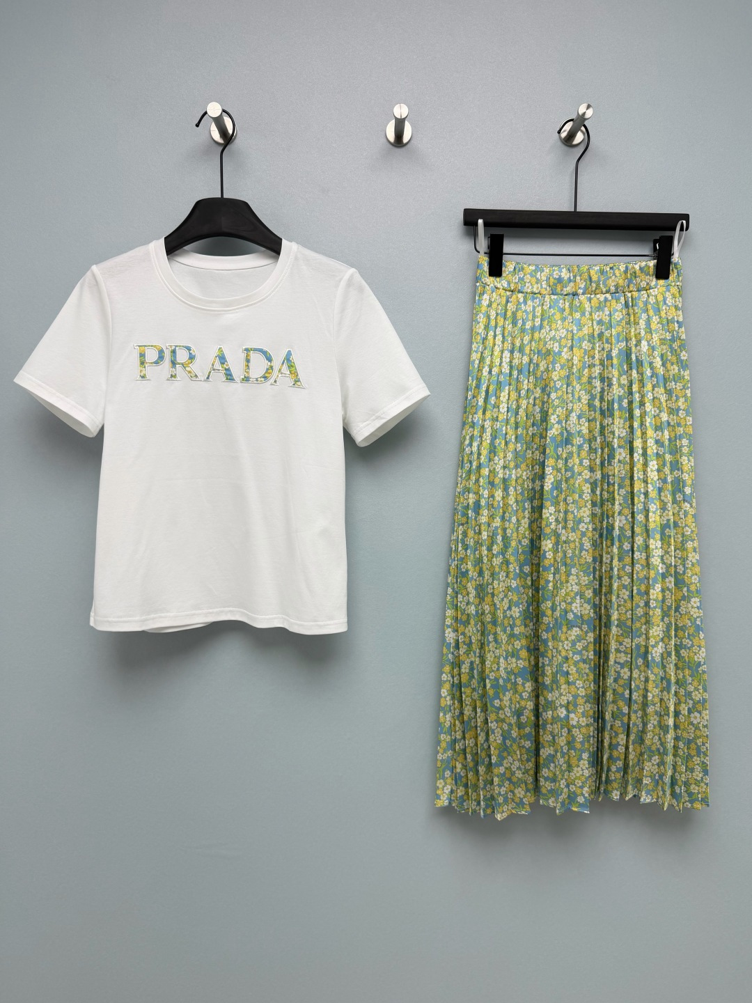 NO:823575,Prad*26 new floral T-shirt + pleated skirt suit sold as a set  The letter splicing of the T-shirt perfectly echoes the floral fabric of the skirt, and the details are exquisite, making the basic suit extraordinary. The complete set design does not need to be troublesome to match, you can just wear it when you go out, suitable for various occasions, saves time and looks good, the T-shirt is comfortable, and the high-waisted pleated version of the skirt hides the body and makes you look slimmer. It is very friendly to sisters with pear-shaped figures and fat waists. The blue and yellow florals are paired with a white T-shirt, which brings a spring and summer freshness, is gentle and reduces age, and can easily look like a Korean girl~  Single color size 3 SML R, Prada-clothing, prada, prada, skirts, tees, t-shirt,19860909Prad*26新款碎花T恤+百褶半裙套装 整套出售 T恤的字母拼接与半裙的碎花面料完美呼应,细节处见精致,让基础款套装也变得不普通.成套设计不用费心搭配,直接一套穿就能出门,适配各种场合,省时又好看,T恤舒适,半裙高腰百褶版型藏肉显瘦,对梨形身材、腰腹有肉的姐妹都很友好.蓝黄碎花搭配白色T恤,自带春夏清新感,温柔又减龄,轻松穿出韩系小姐姐的感觉~ 单色3码SML R,普拉达-服装,prada,prada,skirts,tees，t-shirt,,Women's clothing