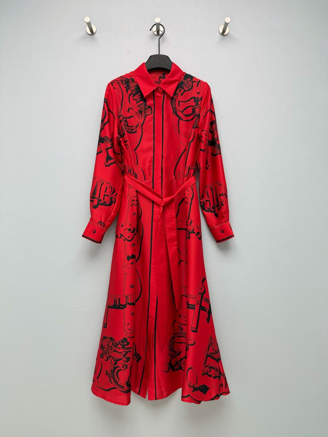 NO:823564,HERME*26 new silk printed lapel long-sleeved dress. It has a red base with black artistic prints. It is inspired by equestrian/decorative patterns and has a big-name texture. It breaks the monotony of solid red dresses. It is retro and fashionable. The upper body is super white and bright. The upper body of the drapey satin fabric is very comfortable. The luster in the sun is directly inspiring. It is also cool to wear in summer.  The same color contrasting lapel + placket design weakens the complexity of the printing and adds a sense of neatness; the metal buttons are branded, and the cuffs and hem are neatly aligned, showing a sense of quality!  It doesn't look old-fashioned at all, but has a lazy and noble French accent. 4 colors and 4 sizes SMLXL AS, Hermès-clothing, hermes, hermes, skirts, real silk,19860909HERME*26新款真丝印花翻领长袖连衣裙 正红色底搭配黑色艺术印花,以马术/装饰性图案为灵感,自带大牌质感,打破了纯色红裙的单调,复古又时髦,上身超显白提气色.垂坠感缎面面料上身巨舒服,阳光下的光泽感直接封神,夏天穿也冰冰凉凉的 同色系撞色翻领+门襟设计,弱化印花的繁杂感,增加利落感；金属纽扣带有品牌标识,袖口与衣摆的走线工整,尽显品质感！完全不会显老气,反而有种慵懒又贵气的法式腔调 4色4码SMLXL AS,爱马仕-服装,hermes,hermes,skirts,real silk,,Women's clothing