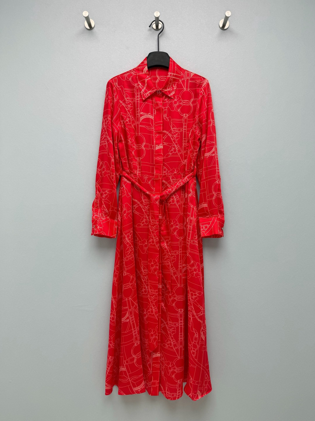 NO:823574,HERME*26 new silk printed lapel long-sleeved dress. The saturated red color has its own aura. It is paired with white line art printing, which breaks the monotony of the solid red dress. It is retro and fashionable. The upper body is super white and complex. The drapey satin fabric upper body is very comfortable. The luster in the sun is directly inspiring. It is also cool to wear in summer.  The same color contrasting lapel + placket design weakens the complexity of the printing and adds a sense of neatness; the metal buttons are branded, and the cuffs and hem are neatly aligned, showing a sense of quality!  It doesn't look old-fashioned at all, but has a lazy and noble French accent. 4 colors and 4 sizes SMLXL AS, Hermès-clothing, hermes, hermes, skirts, real silk,19860909HERME*26新款真丝印花翻领长袖连衣裙 饱和度正红色自带气场,搭配白色线条艺术印花,打破了纯色红裙的单调,复古又时髦,上身超显白显气色.垂坠感缎面面料上身巨舒服,阳光下的光泽感直接封神,夏天穿也冰冰凉凉的 同色系撞色翻领+门襟设计,弱化印花的繁杂感,增加利落感；金属纽扣带有品牌标识,袖口与衣摆的走线工整,尽显品质感！完全不会显老气,反而有种慵懒又贵气的法式腔调 4色4码SMLXL AS,爱马仕-服装,hermes,hermes,skirts,real silk,,Women's clothing