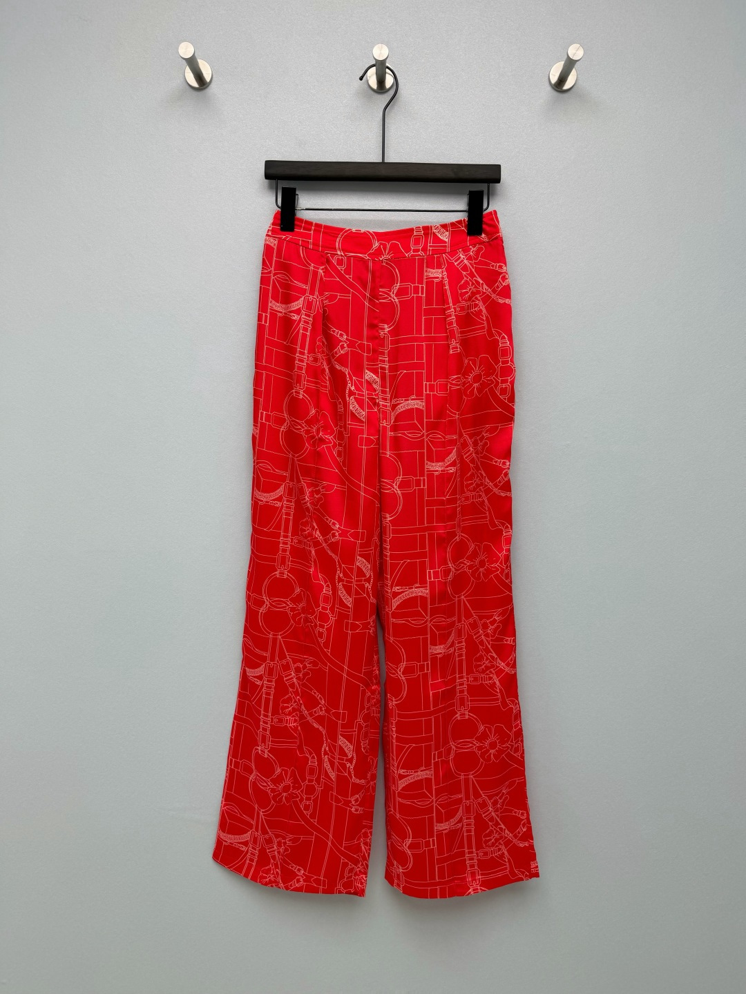 NO:823584,HERME*26 new silk printed wide-leg pants. The saturated red color has its own aura, with white line art printing, breaking the monotony of the solid red skirt. It is retro and fashionable, and the upper body is super white and complex. It has the artistic sense of French silk scarf painting, which makes it instantly recognizable. The drapey satin fabric is very comfortable on the upper body, and the luster in the sun directly makes it cool. It is also cool to wear in summer.  The high-waisted straight version has the effect of hiding the flesh directly. Sisters with wide hips and thick legs can close their eyes and walk with an elegant aura. The details of the elastic waistband on the back are also very considerate. The side zippers are effortless to put on and take off. The gentle and noble feeling is welded on the body!  12 colors 4 codes SMLXL AS,Hermes-clothing,hermes,hermes,skirts,real silk,19860909HERME*26新款真丝印花阔腿裤 饱和度正红色自带气场,搭配白色线条艺术印花,打破了纯色红裙的单调,复古又时髦,上身超显白显气色.自带法式丝巾画的艺术感,辨识度直接拉满.垂坠感缎面面料上身巨舒服,阳光下的光泽感直接封神,夏天穿也冰冰凉凉的 高腰直筒版型,藏肉效果直接拉满,胯宽腿粗的姐妹闭眼冲,走路自带飘逸气场 后片弹力腰头的细节也超贴心,侧边拉链穿脱完全不费劲 温柔显贵感焊在身上！ 12色4码SMLXL AS,爱马仕-服装,hermes,hermes,skirts,real silk,,Women's clothing