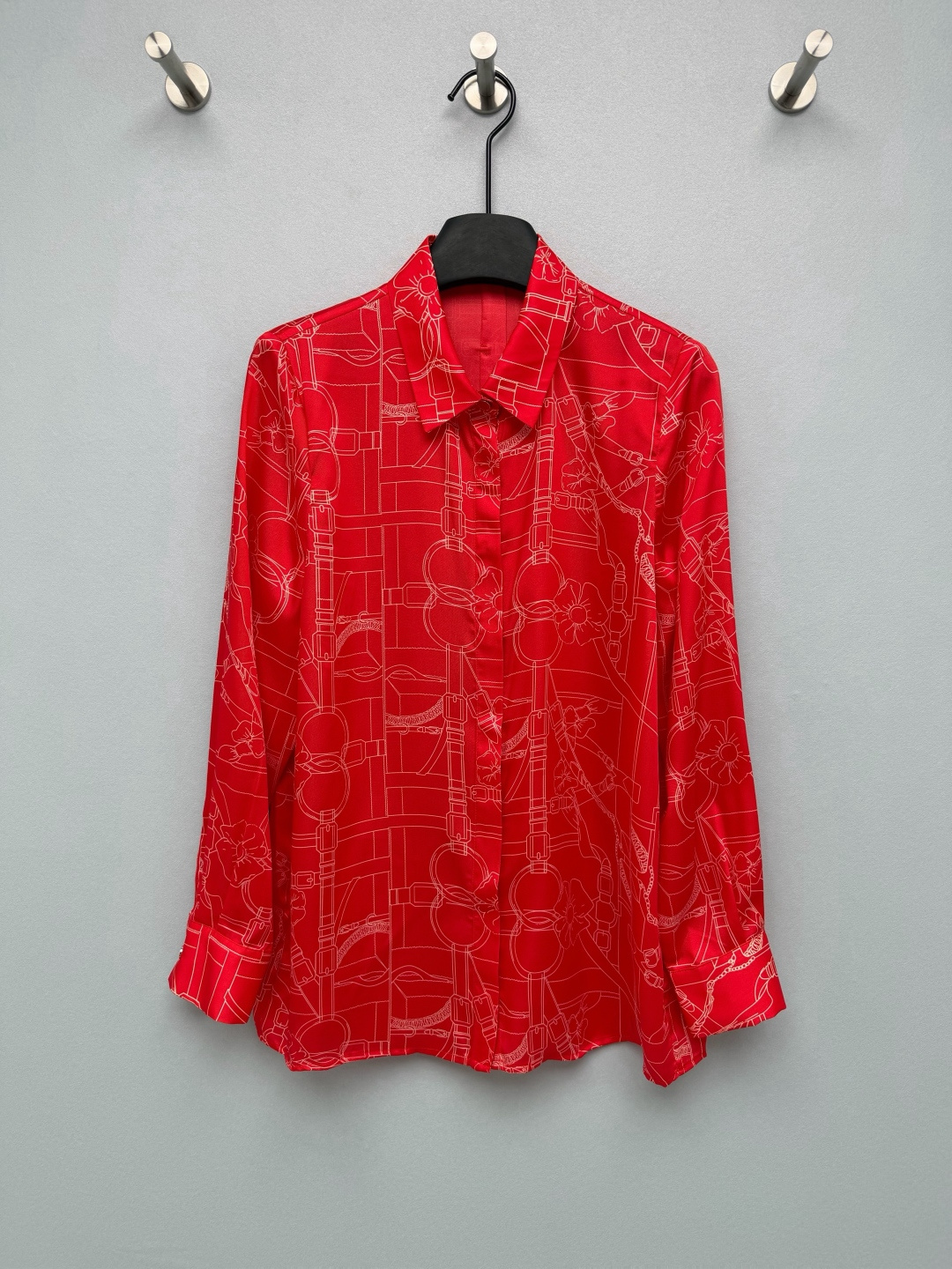 NO:823594,HERME*26 new silk printed lapel long-sleeved shirt. The red color has its own aura, with white line art printing, breaking the monotony of the solid red skirt. It is retro and fashionable, and the upper body is super white and complex. It has the artistic sense of French silk scarf painting, which makes it instantly recognizable. The drapey satin fabric is very comfortable on the upper body, and the luster in the sun directly makes it cool. It is also cool to wear in summer.  The same color contrasting lapel + placket design weakens the complexity of the printing and adds a sense of neatness; the metal buttons are branded, and the cuffs and hem are neatly aligned, showing a sense of quality!  It doesn't look old-fashioned at all, but has a lazy and noble French accent. 12 colors and 4 sizes SMLXL AS, Hermès-clothing, hermes, hermes, skirts, real silk,19860909HERME*26新款真丝印花翻领长袖衬衣 正红色自带气场,搭配白色线条艺术印花,打破了纯色红裙的单调,复古又时髦,上身超显白显气色.自带法式丝巾画的艺术感,辨识度直接拉满.垂坠感缎面面料上身巨舒服,阳光下的光泽感直接封神,夏天穿也冰冰凉凉的 同色系撞色翻领+门襟设计,弱化印花的繁杂感,增加利落感；金属纽扣带有品牌标识,袖口与衣摆的走线工整,尽显品质感！完全不会显老气,反而有种慵懒又贵气的法式腔调 12色4码SMLXL AS,爱马仕-服装,hermes,hermes,skirts,real silk,,Women's clothing