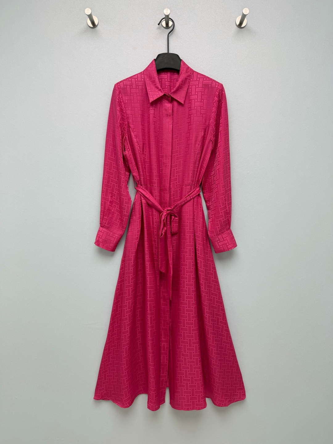 NO:823603,HERME*26 new silk jacquard lapel long-sleeved dress has a low-key texture, which is different from ordinary fabrics and has a high-end atmosphere, visually showing more texture and class. The drapey satin fabric is extremely comfortable on the upper body, and its luster in the sun is directly inspiring. It is also cool to wear in summer.  The same color contrasting lapel + placket design weakens the complexity of the printing and adds a sense of neatness; the metal buttons are branded, and the cuffs and hem are neatly aligned, showing a sense of quality!  It doesn't look old-fashioned at all, but has a lazy and noble French accent. 3 colors and 4 sizes SMLXL AS, Hermès-clothing, hermes, hermes, skirts, real silk,19860909HERME*26新款真丝提花翻领长袖连衣裙 自带低调的纹理质感 区别于普通面料自带高级氛围感,视觉上更显质感与档次.垂坠感缎面面料上身巨舒服,阳光下的光泽感直接封神,夏天穿也冰冰凉凉的 同色系撞色翻领+门襟设计,弱化印花的繁杂感,增加利落感；金属纽扣带有品牌标识,袖口与衣摆的走线工整,尽显品质感！完全不会显老气,反而有种慵懒又贵气的法式腔调 3色4码SMLXL AS,爱马仕-服装,hermes,hermes,skirts,real silk,,Women's clothing