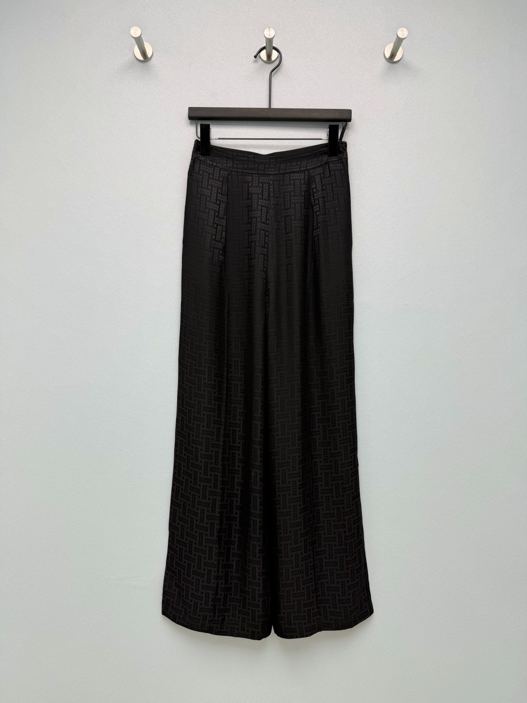 NO:823610,HERME*26 new silk jacquard wide-leg pants have a low-key texture. They are different from ordinary fabrics and have a high-end atmosphere. They are more visually textured and classy. They are retro and fashionable, and the upper body is super white and complex. The drapey satin fabric is very comfortable on the upper body. The luster in the sun is directly inspiring, and it is also cool to wear in summer.  The high-waisted straight version has the effect of hiding the flesh directly. Sisters with wide hips and thick legs can close their eyes and walk with an elegant aura. The details of the elastic waistband on the back are also very considerate. The side zippers are effortless to put on and take off. The gentle and noble feeling is welded on the body!  3 colors and 4 codes SMLXL AS,Hermes-clothing,hermes,hermes,real silk,19860909HERME*26新款真丝提花阔腿裤 自带低调的纹理质感 区别于普通面料自带高级氛围感,视觉上更显质感与档次.复古又时髦,上身超显白显气色.垂坠感缎面面料上身巨舒服,阳光下的光泽感直接封神,夏天穿也冰冰凉凉的 高腰直筒版型,藏肉效果直接拉满,胯宽腿粗的姐妹闭眼冲,走路自带飘逸气场 后片弹力腰头的细节也超贴心,侧边拉链穿脱完全不费劲 温柔显贵感焊在身上！ 3色4码SMLXL AS,爱马仕-服装,hermes,hermes,real silk,,Women's clothing