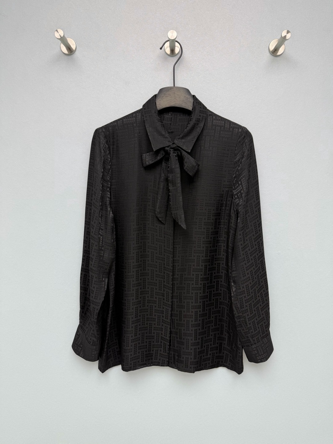 NO:823620,HERME*26's new silk jacquard shirt has a low-key texture, which is different from ordinary solid-color shirts. It has a high-end atmosphere and is visually more textured and classy. The streamers of the same fabric can be tied and detached, and it can be worn with a suit for a smart commuting style. Wear it alone with a bow and it has a gentle temperament, and the style is flexible and changeable. The drapey satin fabric is very comfortable on the upper body, and the luster in the sun is directly inspiring. It is also cool and cool when worn in summer.  The same-color contrasting lapel + placket design adds a sense of neatness; the metal buttons have brand logos, and the cuffs and hem are neatly aligned, showing a sense of quality!  It doesn't look old-fashioned at all, but has a lazy and noble French accent. 3 colors and 4 sizes SMLXL AS, Hermès-clothing, hermes, hermes, shirts, business suit, real silk,19860909HERME*26新款真丝提花衬衣 自带低调的纹理质感,区别于普通纯色衬衫,自带高级氛围感,视觉上更显质感与档次.同面料飘带可系可拆,搭配西装是干练通勤风,单穿系蝴蝶结又自带温柔气质,风格灵活多变.垂坠感缎面面料上身巨舒服,阳光下的光泽感直接封神,夏天穿也冰冰凉凉的 同色系撞色翻领+门襟设计增加利落感；金属纽扣带有品牌标识,袖口与衣摆的走线工整,尽显品质感！完全不会显老气,反而有种慵懒又贵气的法式腔调 3色4码SMLXL AS,爱马仕-服装,hermes,hermes,shirts,business suit,real silk,,Women's clothing