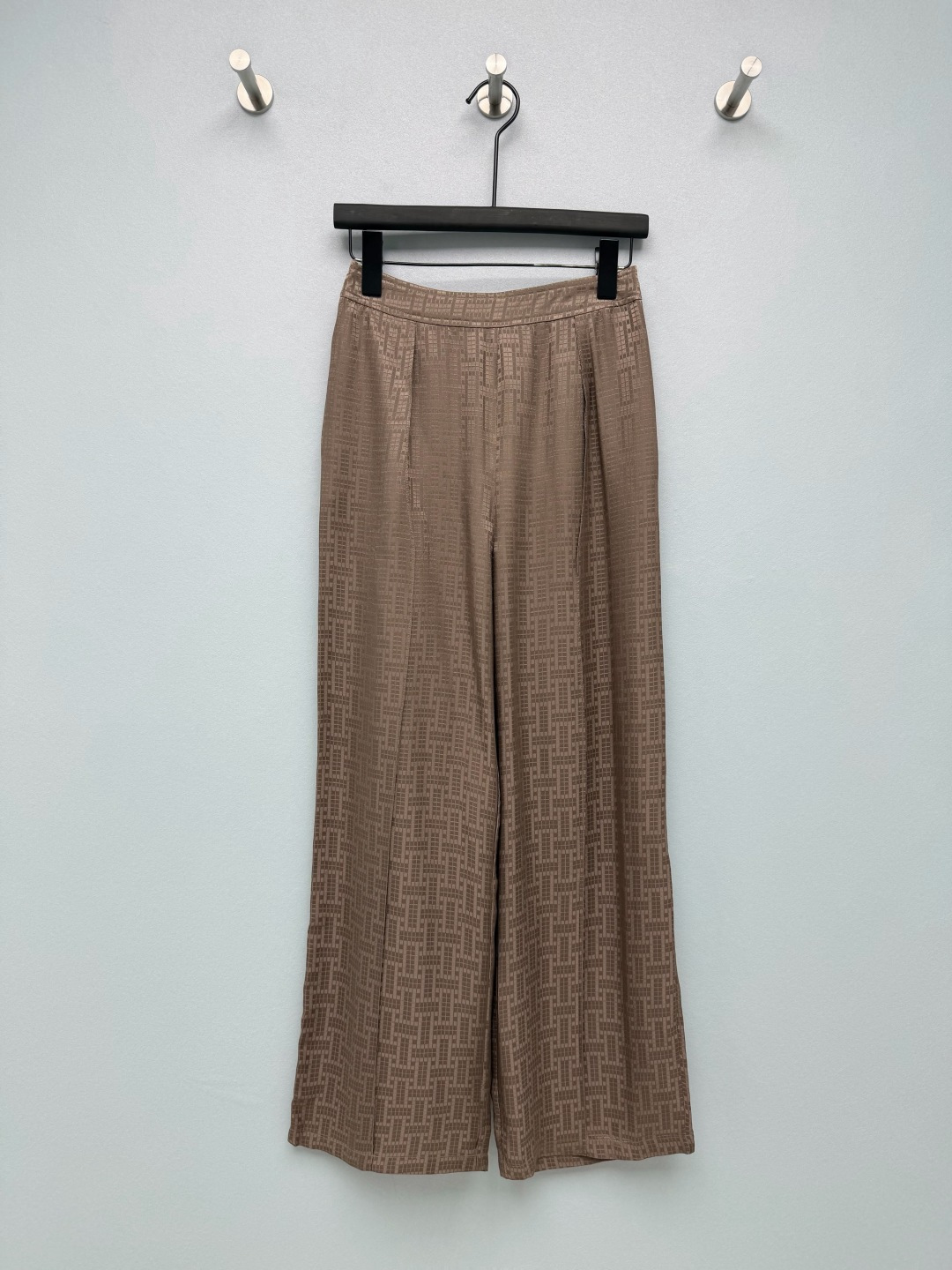 NO:823630,HERME*26 new silk jacquard wide-leg pants have a low-key texture. They are different from ordinary fabrics and have a high-end atmosphere. They are more visually textured and classy. They are retro and fashionable, and the upper body is super white and complex. The drapey satin fabric is very comfortable on the upper body. The luster in the sun is directly inspiring, and it is also cool to wear in summer.  The high-waisted straight version has the effect of hiding the flesh directly. Sisters with wide hips and thick legs can close their eyes and walk with an elegant aura. The details of the elastic waistband on the back are also very considerate. The side zippers are effortless to put on and take off. The gentle and noble feeling is welded on the body!  3 colors and 4 codes SMLXL AS,Hermes-clothing,hermes,hermes,real silk,19860909HERME*26新款真丝提花阔腿裤 自带低调的纹理质感 区别于普通面料自带高级氛围感,视觉上更显质感与档次.复古又时髦,上身超显白显气色.垂坠感缎面面料上身巨舒服,阳光下的光泽感直接封神,夏天穿也冰冰凉凉的 高腰直筒版型,藏肉效果直接拉满,胯宽腿粗的姐妹闭眼冲,走路自带飘逸气场 后片弹力腰头的细节也超贴心,侧边拉链穿脱完全不费劲 温柔显贵感焊在身上！ 3色4码SMLXL AS,爱马仕-服装,hermes,hermes,real silk,,Women's clothing