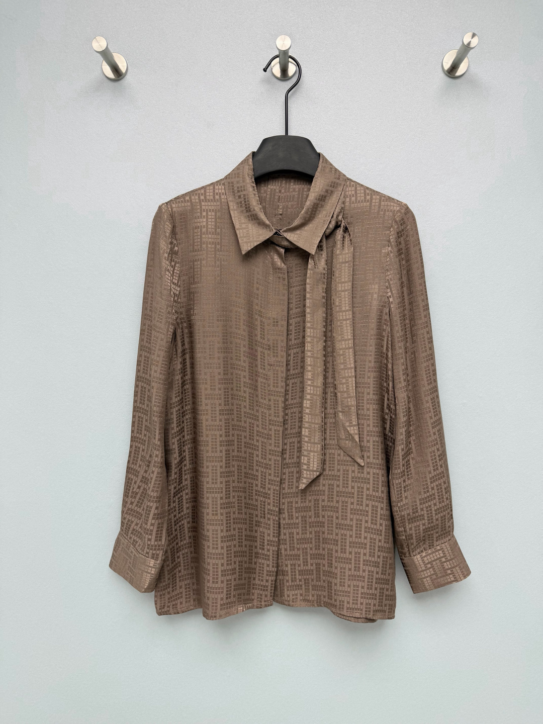 NO:823641,HERME*26's new silk jacquard shirt has a low-key texture, which is different from ordinary solid-color shirts. It has a high-end atmosphere and is visually more textured and classy. The streamers of the same fabric can be tied and detached, and it can be worn with a suit for a smart commuting style. Wear it alone with a bow and it has a gentle temperament, and the style is flexible and changeable. The drapey satin fabric is very comfortable on the upper body, and the luster in the sun is directly inspiring. It is also cool and cool when worn in summer.  The same-color contrasting lapel + placket design adds a sense of neatness; the metal buttons have brand logos, and the cuffs and hem are neatly aligned, showing a sense of quality!  It doesn't look old-fashioned at all, but has a lazy and noble French accent. 3 colors and 4 sizes SMLXL AS, Hermès-clothing, hermes, hermes, shirts, business suit, real silk,19860909HERME*26新款真丝提花衬衣 自带低调的纹理质感,区别于普通纯色衬衫,自带高级氛围感,视觉上更显质感与档次.同面料飘带可系可拆,搭配西装是干练通勤风,单穿系蝴蝶结又自带温柔气质,风格灵活多变.垂坠感缎面面料上身巨舒服,阳光下的光泽感直接封神,夏天穿也冰冰凉凉的 同色系撞色翻领+门襟设计增加利落感；金属纽扣带有品牌标识,袖口与衣摆的走线工整,尽显品质感！完全不会显老气,反而有种慵懒又贵气的法式腔调 3色4码SMLXL AS,爱马仕-服装,hermes,hermes,shirts,business suit,real silk,,Women's clothing