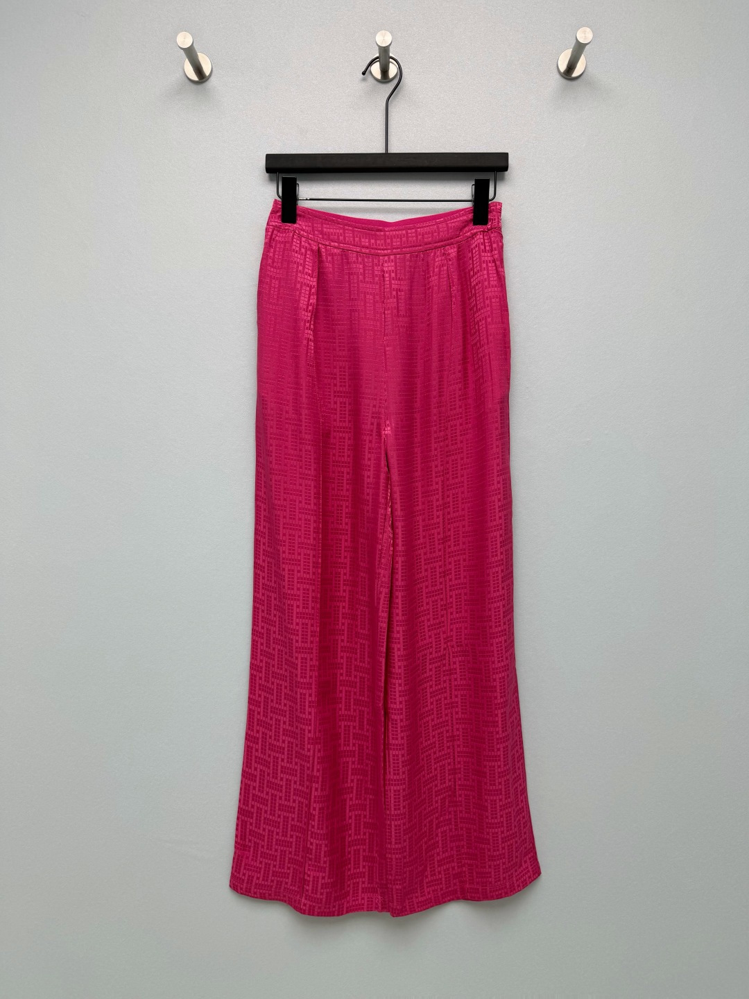 NO:823555,HERME*26 new silk jacquard wide-leg pants have a low-key texture. They are different from ordinary fabrics and have a high-end atmosphere. They are more visually textured and classy. They are retro and fashionable, and the upper body is super white and complex. The drapey satin fabric is very comfortable on the upper body. The luster in the sun is directly inspiring, and it is also cool to wear in summer.  The high-waisted straight version has the effect of hiding the flesh directly. Sisters with wide hips and thick legs can close their eyes and walk with an elegant aura. The details of the elastic waistband on the back are also very considerate. The side zippers are effortless to put on and take off. The gentle and noble feeling is welded on the body!  3 colors and 4 codes SMLXL AS,Hermes-clothing,hermes,hermes,real silk,19860909HERME*26新款真丝提花阔腿裤 自带低调的纹理质感 区别于普通面料自带高级氛围感,视觉上更显质感与档次.复古又时髦,上身超显白显气色.垂坠感缎面面料上身巨舒服,阳光下的光泽感直接封神,夏天穿也冰冰凉凉的 高腰直筒版型,藏肉效果直接拉满,胯宽腿粗的姐妹闭眼冲,走路自带飘逸气场 后片弹力腰头的细节也超贴心,侧边拉链穿脱完全不费劲 温柔显贵感焊在身上！ 3色4码SMLXL AS,爱马仕-服装,hermes,hermes,real silk,,Women's clothing