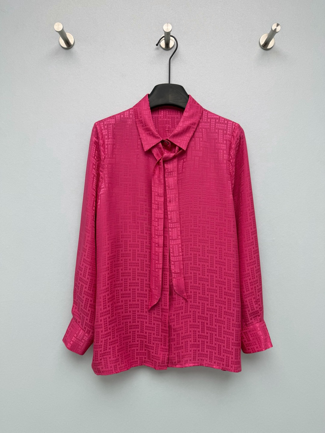 NO:823565,HERME*26's new silk jacquard shirt has a low-key texture, which is different from ordinary solid-color shirts. It has a high-end atmosphere and is visually more textured and classy. The streamers of the same fabric can be tied and detached, and it can be worn with a suit for a smart commuting style. Wear it alone with a bow and it has a gentle temperament, and the style is flexible and changeable. The drapey satin fabric is very comfortable on the upper body, and the luster in the sun is directly inspiring. It is also cool and cool when worn in summer.  The same-color contrasting lapel + placket design adds a sense of neatness; the metal buttons have brand logos, and the cuffs and hem are neatly aligned, showing a sense of quality!  It doesn't look old-fashioned at all, but has a lazy and noble French accent. 3 colors and 4 sizes SMLXL AS, Hermès-clothing, hermes, hermes, shirts, business suit, real silk,19860909HERME*26新款真丝提花衬衣 自带低调的纹理质感,区别于普通纯色衬衫,自带高级氛围感,视觉上更显质感与档次.同面料飘带可系可拆,搭配西装是干练通勤风,单穿系蝴蝶结又自带温柔气质,风格灵活多变.垂坠感缎面面料上身巨舒服,阳光下的光泽感直接封神,夏天穿也冰冰凉凉的 同色系撞色翻领+门襟设计增加利落感；金属纽扣带有品牌标识,袖口与衣摆的走线工整,尽显品质感！完全不会显老气,反而有种慵懒又贵气的法式腔调 3色4码SMLXL AS,爱马仕-服装,hermes,hermes,shirts,business suit,real silk,,Women's clothing