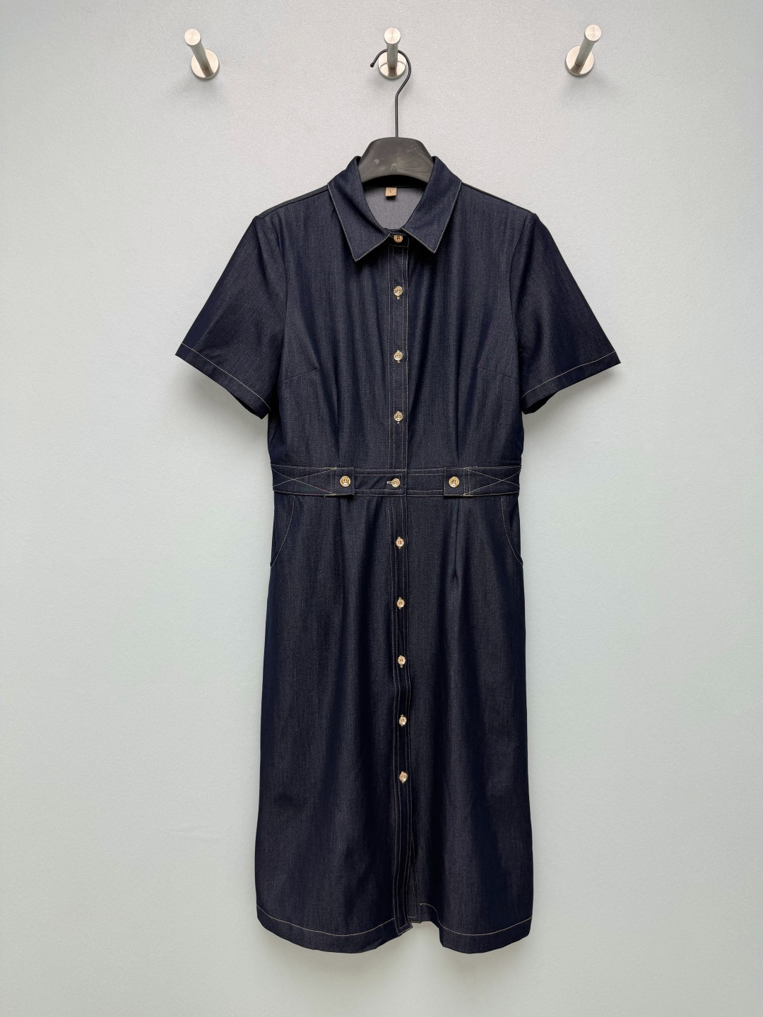 NO:824542,Burber*y26's new navy blue Tencel denim waistband shirt dress. The classic design of shirt collar + short sleeves has a smart aura. It can accurately pinch out the waist, hide the flesh of the waist, abdomen and crotch, and instantly optimize the body proportions. Sisters with pear-shaped figures can just close their eyes and rush!  The open-stitched edge + metal buckle design has a high-end texture; it is low-key and recognizable, and it looks like a big-name brand, noble and unassuming~ Just copy the outfit for lazy people!  The design has a sense of elegance, and it is completely unattractive for daily wear~Single color size 5 SMLXLXXL, Burberry-clothing, burberry, skirts, shirts, T-shirt,19860909Burber*y26新款藏蓝天丝牛仔腰封款衬衫裙 衬衫领+短袖的经典设计,自带干练气场；既能精准掐出小蛮腰,又能藏住腰腹和胯部的肉肉,瞬间优化身材比例,梨形身材姐妹直接闭眼冲！明线锁边+金属扣设计,质感高级；低调又有辨识度,完全就是大牌平替既视感,显贵又不张扬~ 懒人穿搭直接抄作业！自带贵气感的设计,日常穿完全不挑人~ 单色5码SMLXLXXL,博柏利-服装,burberry,skirts,shirts,T-shirt,,Women's clothing