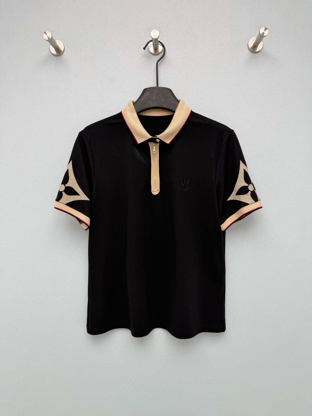 NO:824534,Louis Vuitto*26 new Monogram printed Polo shirt. The Monogram element print on the cuffs is low-key and unassuming, and has its own brand recognition. It is the finishing touch. The contrasting ribbed edges on the collar and cuffs, combined with zipper access control, take into account both casualness and sophistication, simple and advanced. Breathable piqué cotton fabric, there is no stuffiness when worn in summer. Whether it is paired with suit pants or jeans, you can easily hold it!  3 colors and 5 codes SMLXLXXL,Louis Vuitton-clothing,louis vuitton,louis vuitton,jeans,business suit,19860909Louis Vuitto*26新款Monogram印花Polo衫 袖口的Monogram元素印花 低调不张扬,又自带品牌辨识度,是点睛之笔. 领口和袖口的撞色罗纹边,搭配拉链门禁 兼顾休闲感与精致度,简约又高级.透气珠地棉面料,夏天穿也毫无闷热感,不管是搭配西装裤还是牛仔裤,都能轻松hold住！3色5码SMLXLXXL,路易威登-服装,louis vuitton,louis vuitton,jeans,business suit,,Women's clothing
