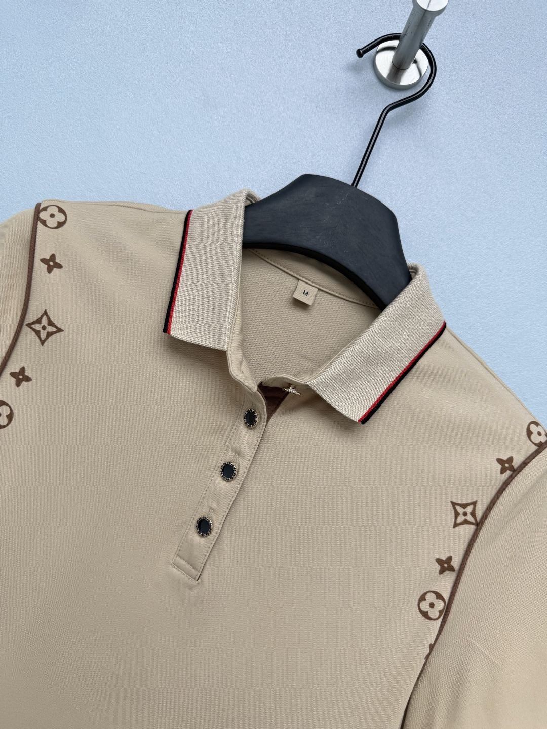 🔥🔥Louis Vuitto*26新款Monogram印花Polo衫 肩线位置的Monogram元素印花