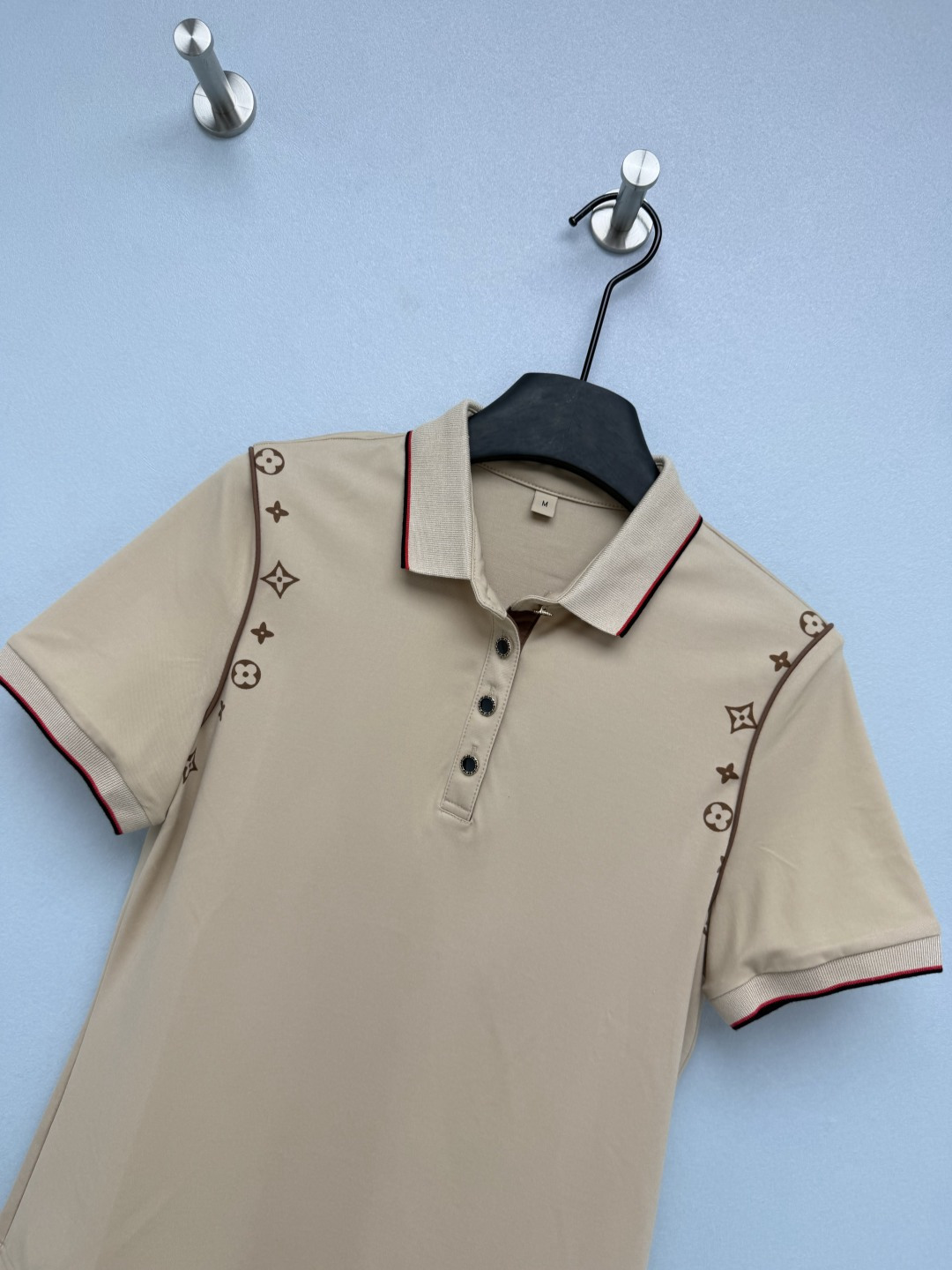 🔥🔥Louis Vuitto*26新款Monogram印花Polo衫 肩线位置的Monogram元素印花