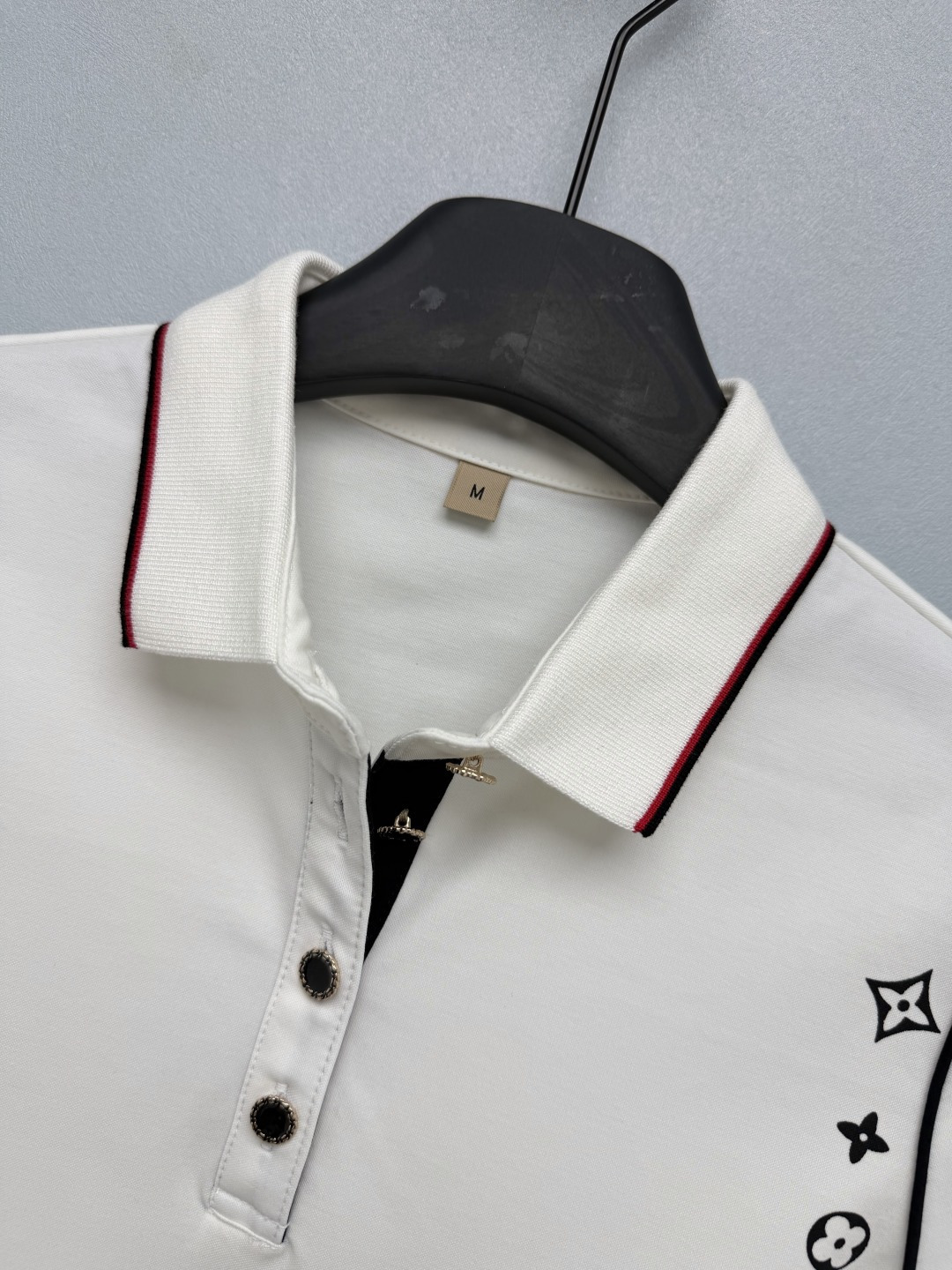 🔥🔥Louis Vuitto*26新款Monogram印花Polo衫 肩线位置的Monogram元素印花
