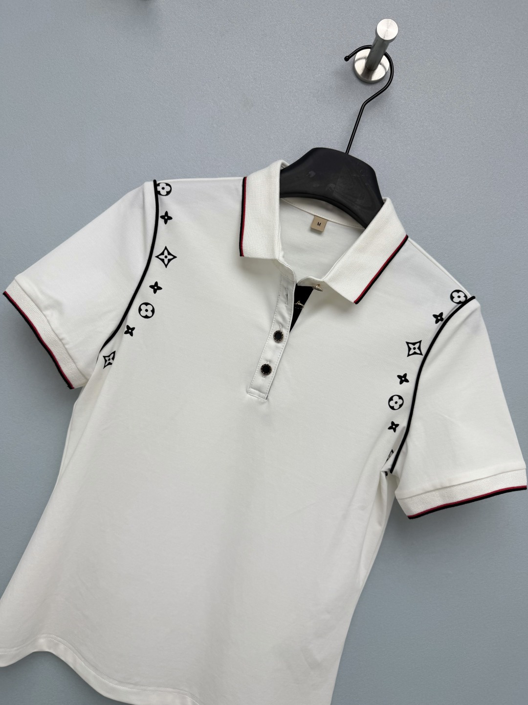 🔥🔥Louis Vuitto*26新款Monogram印花Polo衫 肩线位置的Monogram元素印花