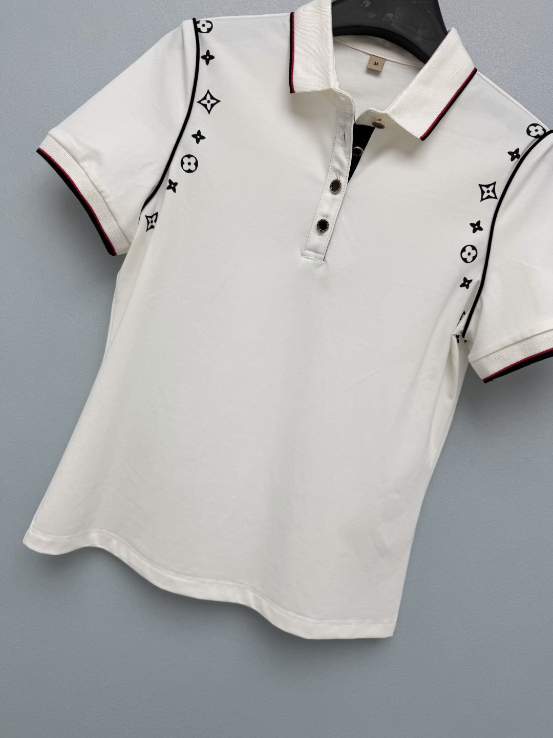 🔥🔥Louis Vuitto*26新款Monogram印花Polo衫 肩线位置的Monogram元素印花