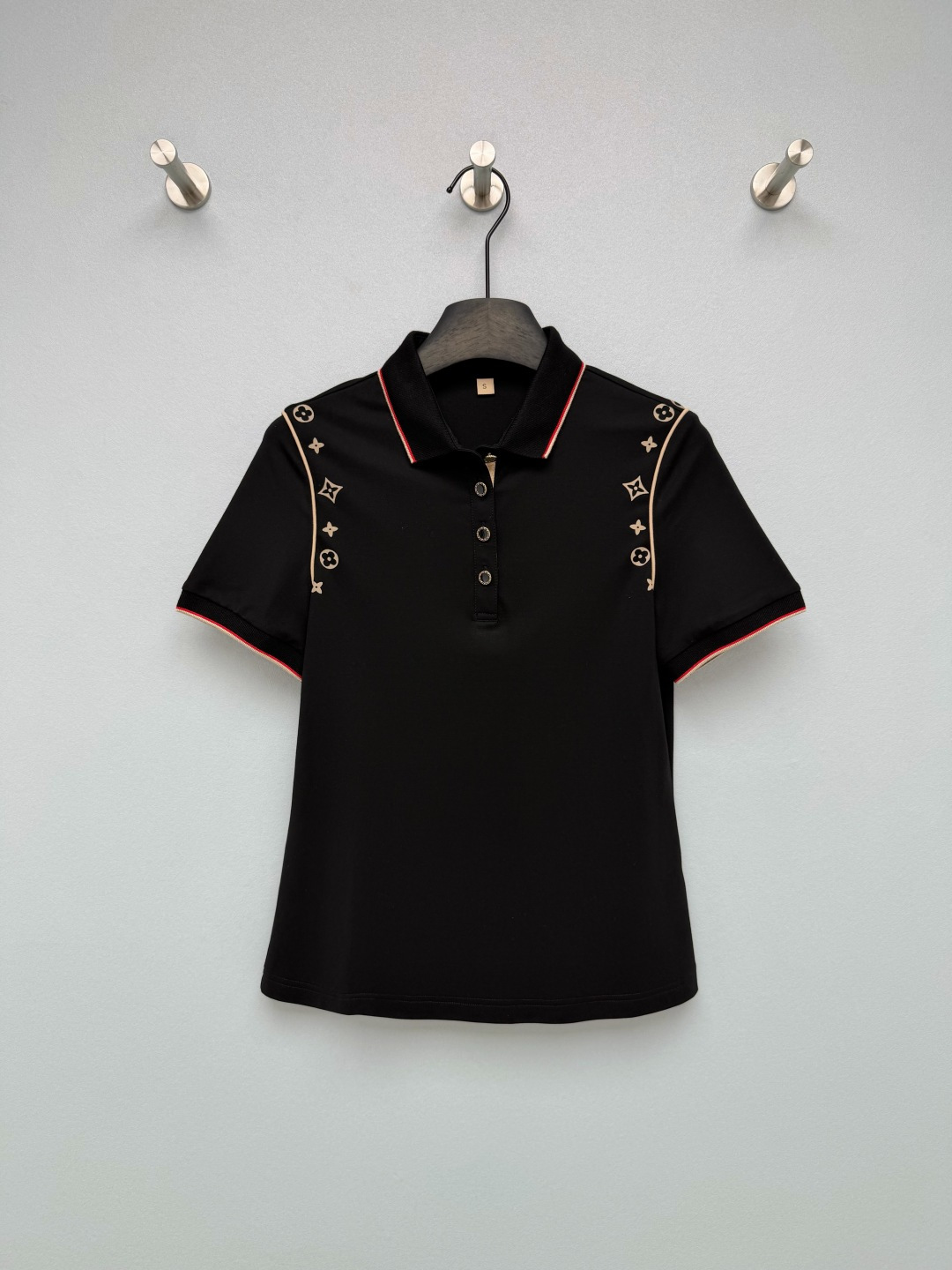 NO:824624,Louis Vuitto*26 new Monogram printed Polo shirt. The Monogram element print on the shoulder line is low-key and unobtrusive, and has its own brand recognition. It is the finishing touch. The contrasting ribbed edges on the collar and cuffs, paired with placket buttons, combine casualness and sophistication, simple and advanced. The breathable piqué cotton fabric does not feel stuffy when worn in summer. Whether it is paired with suit pants or jeans, it can be easily held in!  3 colors and 5 codes SMLXLXXL,Louis Vuitton-clothing,louis vuitton,louis vuitton,jeans,business suit,19860909Louis Vuitto*26新款Monogram印花Polo衫 肩线位置的Monogram元素印花 低调不张扬,又自带品牌辨识度,是点睛之笔. 领口和袖口的撞色罗纹边,搭配门襟排扣,兼顾休闲感与精致度,简约又高级.透气珠地棉面料,夏天穿也毫无闷热感,不管是搭配西装裤还是牛仔裤,都能轻松hold住！3色5码SMLXLXXL,路易威登-服装,louis vuitton,louis vuitton,jeans,business suit,,Women's clothing