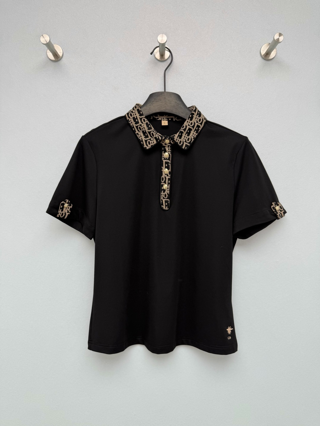 NO:824613,Dio*26's new Oblique presbyopic Polo shirt uses classic Oblique presbyopic stitching on the collar, placket and cuffs, which is low-key and noble. The brand DNA is hidden in the details, making it highly recognizable. The metal buttons at the placket are of high-end texture, and the cuffs are also matched with presbyopic decoration + buttons of the same color, echoing the overall design and full of details. The breathable piqué cotton fabric does not feel stuffy when worn in summer. Whether it is paired with suit pants or jeans, it can be easily held in!  4 colors and 5 codes SMLXLXXL, Dior-clothing, dior, dior, jeans, business suit,19860909Dio*26新款Oblique老花Polo衫 领口、门襟、袖口都采用经典Oblique老花拼接,低调又显贵,细节里藏着品牌DNA,辨识度拉满.门襟处的金属纽扣质感高级,袖口也搭配同色系老花装饰+纽扣,呼应整体设计,细节感直接拉满.透气珠地棉面料,夏天穿也毫无闷热感,不管是搭配西装裤还是牛仔裤,都能轻松hold住！4色5码SMLXLXXL,迪奥-服装,dior,dior,jeans,business suit,,Women's clothing