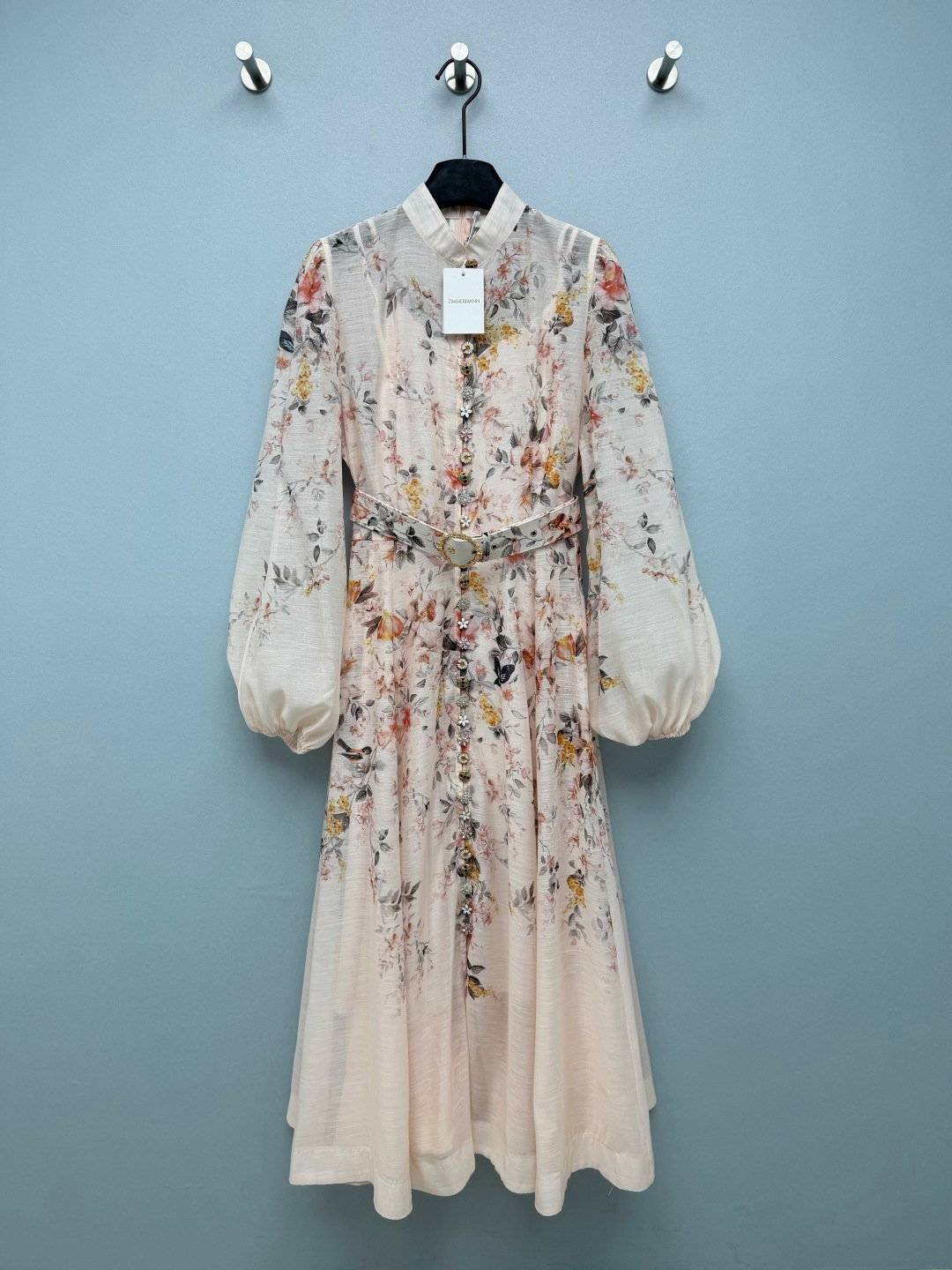 NO:824602,ZIMMERMAN*26 new model stand collar multi-button fantasy floral long-sleeved dress (long style)  Stand-up collar, small stand-up collar + lantern sleeve design, with a Chinese retro atmosphere; with watercolor flower and bird printing as the core, it is divided into gentle off-white color matching, with soft color transition, and has a hazy texture like an oil painting. It not only retains the softness of flowers, but also adds a retro artistic atmosphere, and yellow leather can be easily controlled. There is also a stand-up collar lantern sleeve design, a proper new Chinese romance, which is perfect for spring and summer wear ~ and the gentle atmosphere directly fills the air  Solid color size 4 SMLXL, Zimmerman-clothing, skirts,19860909ZIMMERMAN*26新款立领多宝扣梦幻花卉长袖连衣裙（长款） 立领小立领+灯笼袖设计,自带中式复古氛围感；以水彩花鸟印花为核心,分为温柔米白底色配色,色彩过渡柔和,自带油画般的朦胧质感,既保留了花卉的柔美,又增添了复古艺术氛围,黄皮也能轻松驾驭.还有立领灯笼袖设计,妥妥的新中式浪漫,春夏穿直接美翻～温柔氛围感直接拉满 单色4码SMLXL,兹默曼-服装,skirts,,Women's clothing