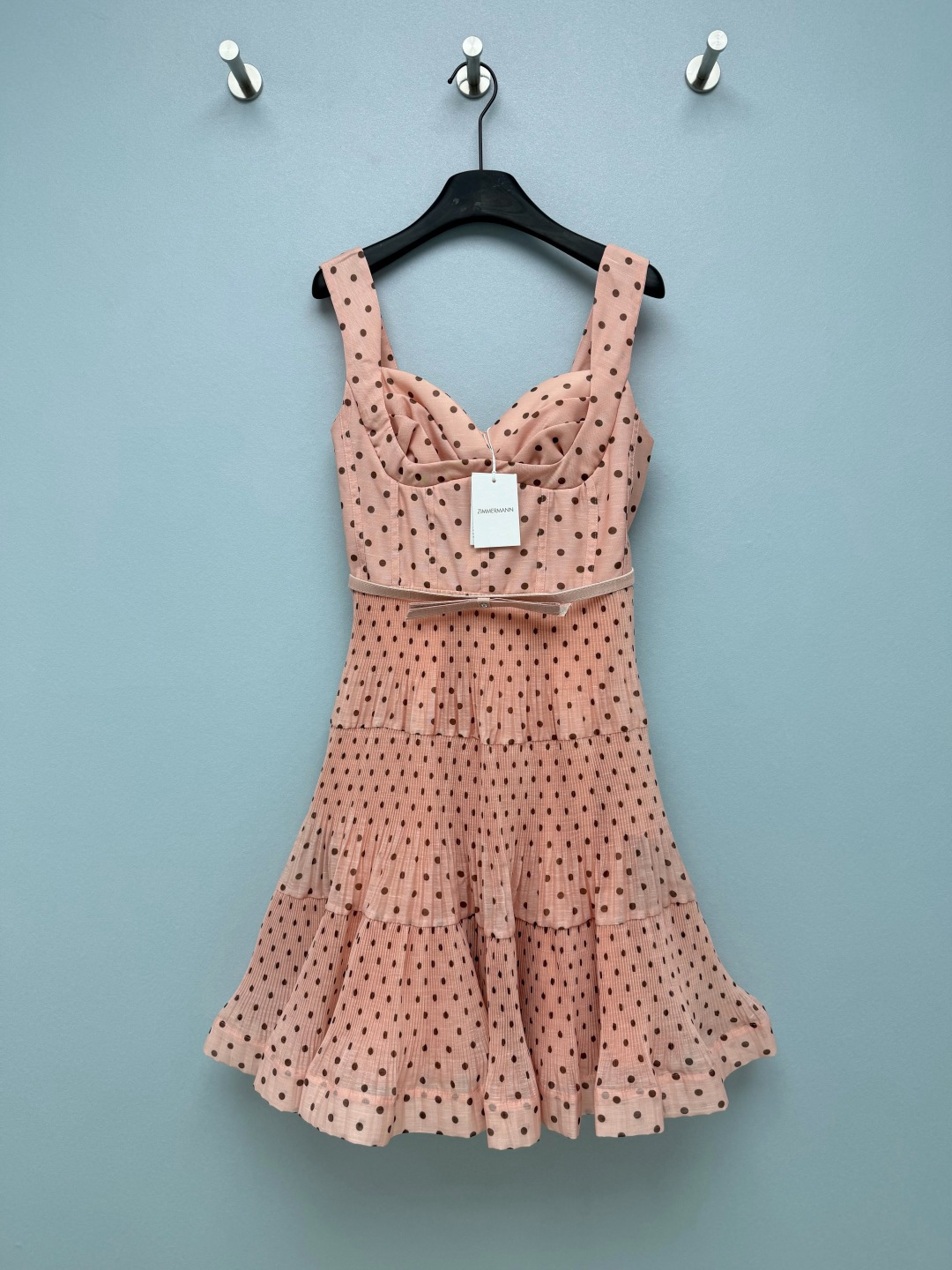 NO:824591,New pink polka dot ZIMMERMA*26 new wide shoulder strap cake suspender dress (short style). This is a dress that combines French retro and palace elegance. It comes in three colors: olive green, black polka dot, and white polka dot. It is a versatile item that takes into account both daily and ceremonial sense. The wide shoulder strap + deep V sweetheart neck design can not only modify the shoulder and neck lines, but also highlight the collarbone and chest shape, making it visually slimmer and taller; the upper body waist + multi-layer cake skirt create a  It has a retro hourglass figure, and the high-waist design elongates the proportions of the legs. The three-dimensional cup shape on the chest + fishbone pleats fit the body shape and make it more three-dimensional; the waist is equipped with a thin belt of the same color, which can be adjusted freely to strengthen the waistline; the skirt is made of multi-layer pleated texture fabric, with rich layers and strong drape, making it flexible and elegant when walking. It has a firm and supportive version, and a complete set of gentle atmosphere is available in 4 colors and 4 sizes SMLXL, Zimmerman-clothing, skirts,19860909新出粉色波点ZIMMERMA*26新款宽肩带蛋糕吊带裙（短款）这是一款融合了法式复古与宫廷优雅的连衣裙,有橄榄绿、黑波点、白波点三个配色,是兼顾日常与仪式感的百搭单品.宽肩带+深V心形领设计,既能修饰肩颈线条,又能突出锁骨与胸型,视觉上显瘦显挺拔；上半身收腰+多层蛋糕裙摆,打造出复古沙漏型身材,高腰设计拉长腿部比例.胸前立体杯型+鱼骨收褶,贴合身形且更具立体感；腰部配同色系细腰带,可自由调节松紧,强化腰线；裙摆采用多层压褶肌理面料,层次丰富且垂坠感强,行走间灵动飘逸.有挺括感支撑版型,一整套温柔氛围感拉满4色4码SMLXL,兹默曼-服装,skirts,,Women's clothing