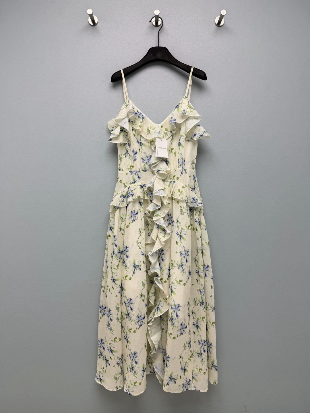 NO:824581,Zimmerman*26 new French floral print suspender skirt. The milky white background is paired with blue purple + fresh green hand-painted vine florals. It comes with a spring oil painting filter, which is gentle and age-reducing. It is not picky at all. The irregular ruffles at the neckline, waist and skirt are layered and have a sense of smartness and elegance. When walking, it seems to have a soft light filter, full of atmosphere. V-neck + thin suspender version  The exquisite V-neck modifies the neck line, and the thin suspenders reveal the shoulder and neck lines. The monochrome size 4 SMLXL with a French lazy feel, Zimmerman-clothing, skirts,19860909Zimmerman*26新款法式碎花印花吊带裙 奶白底色搭配蓝紫+清新绿的手绘风藤蔓碎花,自带春日油画滤镜,温柔又减龄,完全不挑皮.领口、腰侧和裙摆处的不规则荷叶边,层层叠叠自带灵动飘逸感,走动间仿佛自带柔光滤镜,氛围感拉满.V领+细吊带版型 精致V领修饰颈部线条,细吊带露出肩颈线条,自带法式慵懒感的单色4码SMLXL,兹默曼-服装,skirts,,Women's clothing
